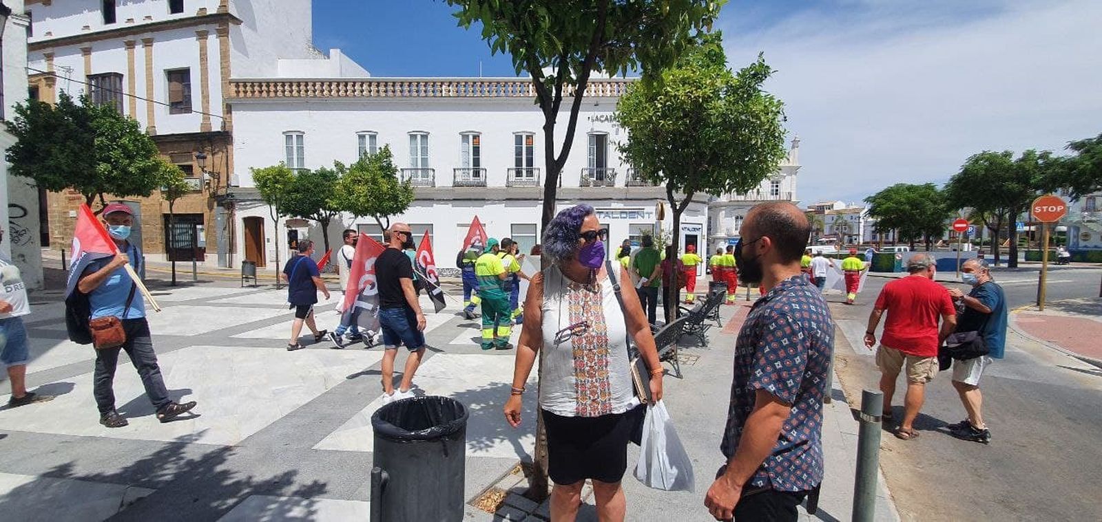 Los miembros de Podemos, durante una de las protestas protagonizadas ayer por los trabajadores a las puertas de Chiclana Natural.