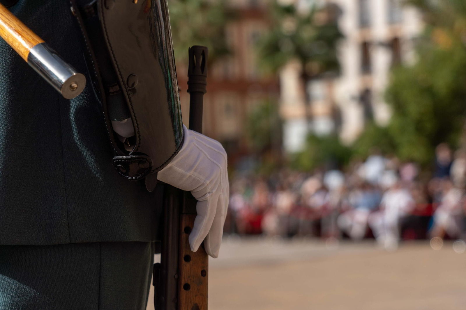 Imágenes del desfile de la Guardia Civil en el Día de la Hispanidad y de su patrona en la Plaza de La Merced