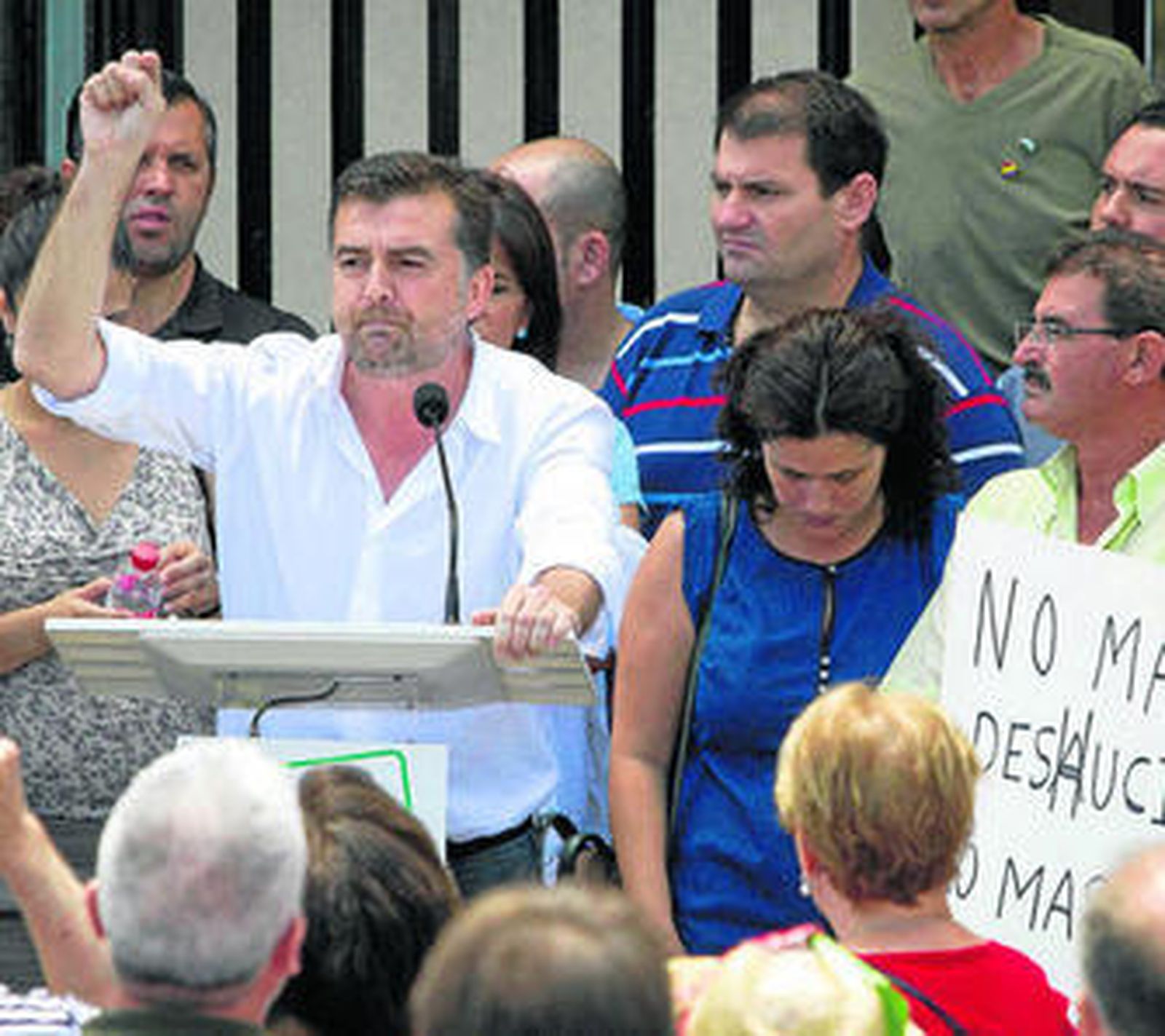 El coordinador de IU-A, Antonio Maíllo, durante una concentración ante la Subdelegación del Gobierno en Cádiz.