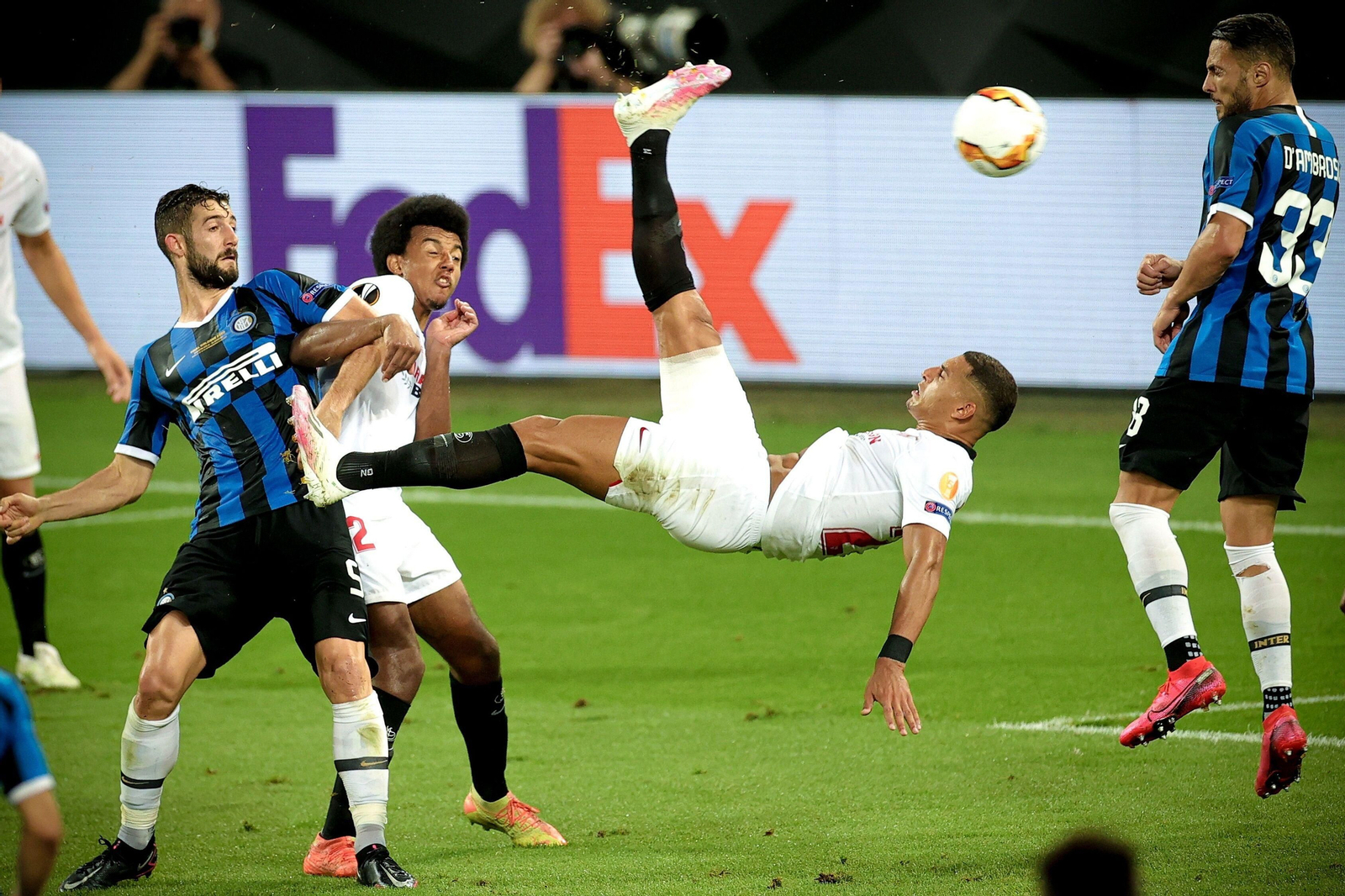 Diego Carlos marca el 3-2 en el cuarto título del Sevilla con esta denominación de Europa League.