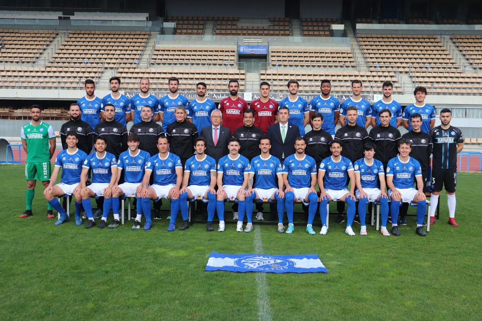 La primera plantilla del Xerez DFC este curso la componen 18 jugadores, el resto son canteranos.