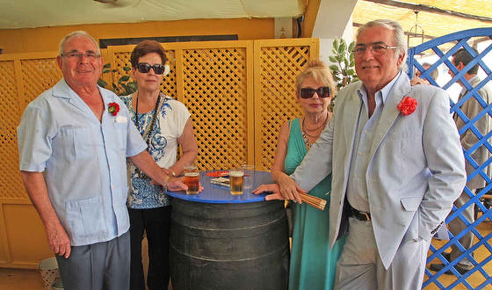 Cristóbal Casado y Paco Ruiz, del bar La Alegría, junto a sus esposas ayer disfrutando de la caseta de este medio.

Foto: Vanesa Lobo