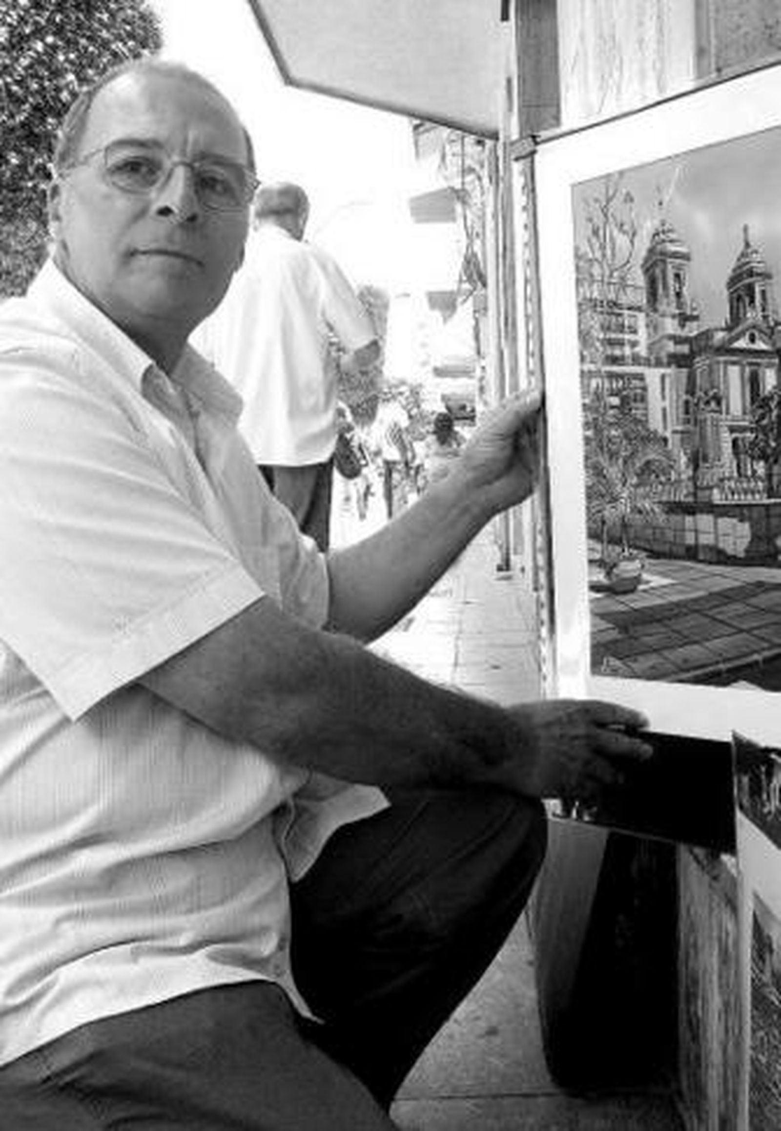 Guillermo enseña uno de sus cuadros ayer en el Paseo de Almería.