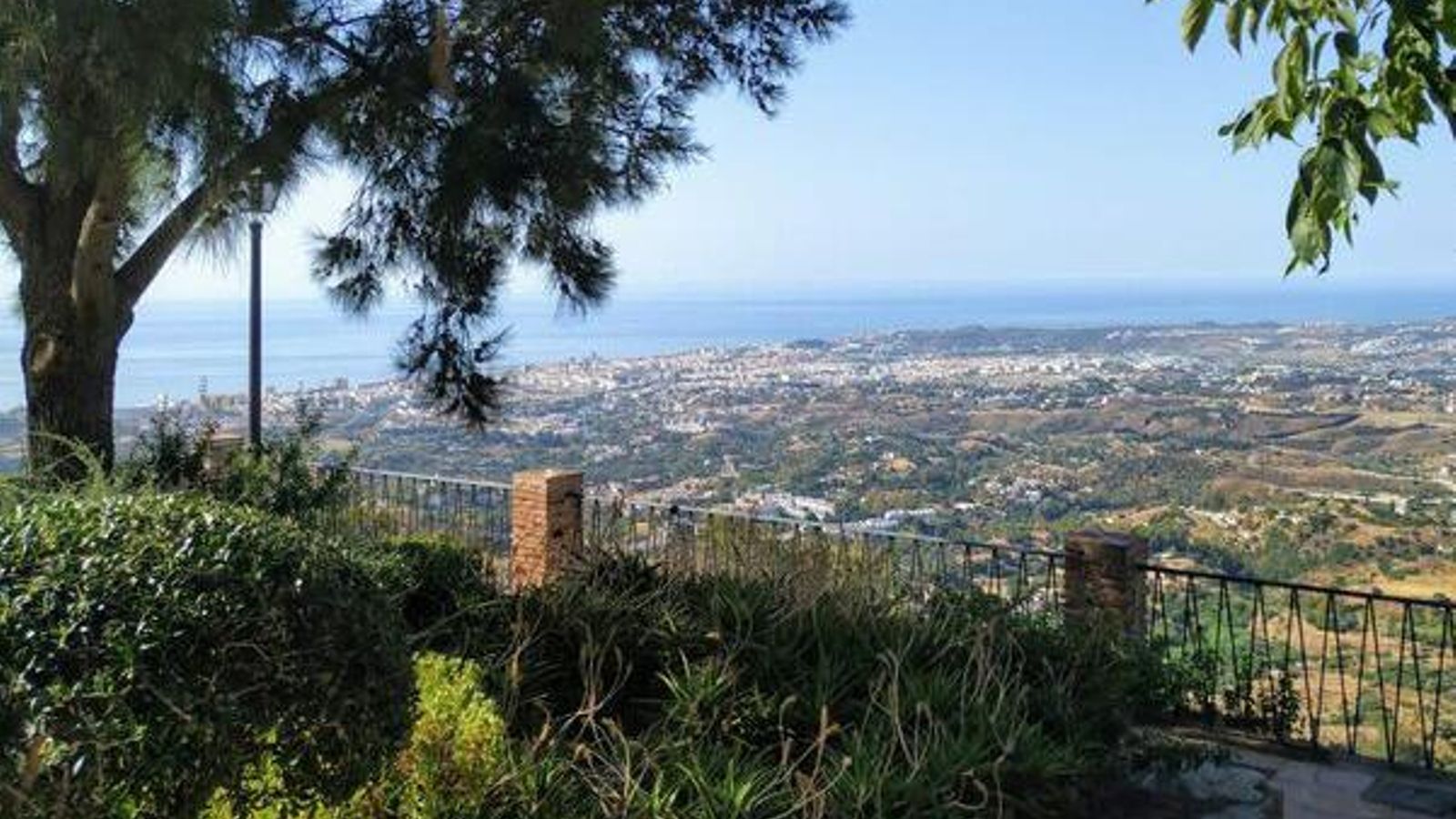 Una de las vistas desde los jardines de La Muralla. Una de las vistas desde los jardines de La Muralla.