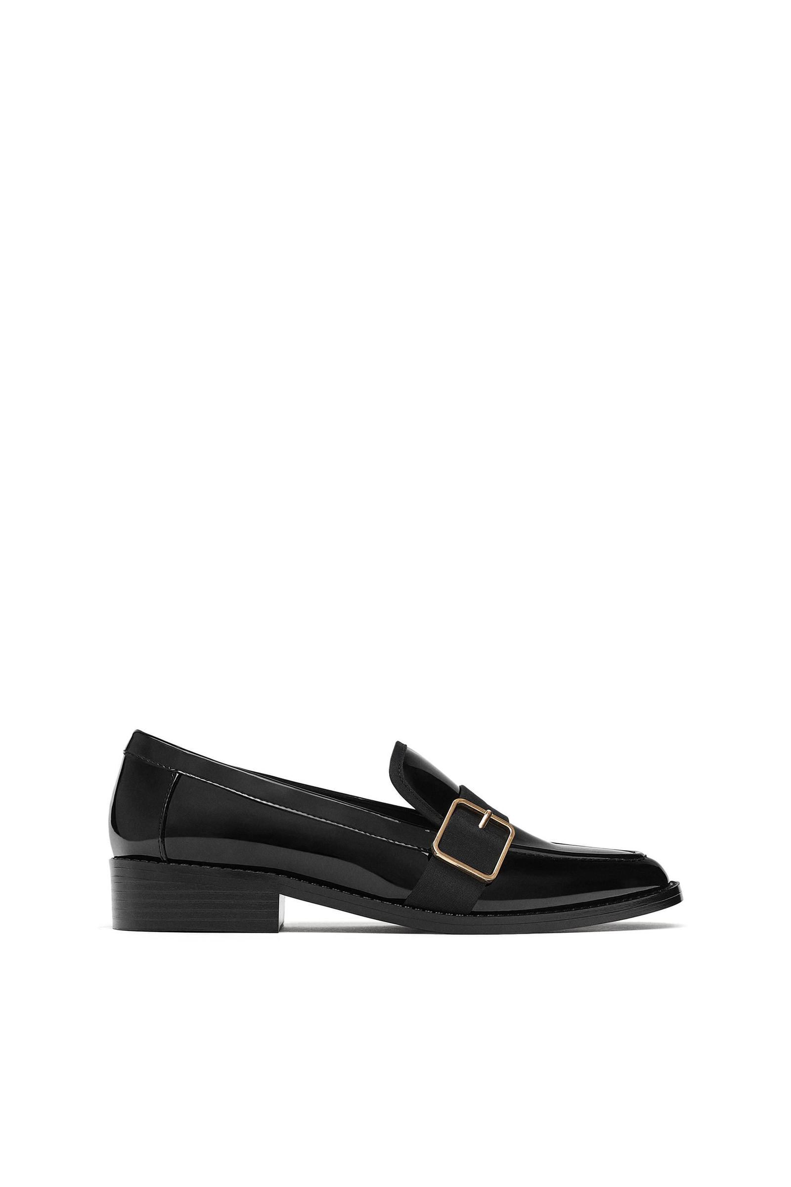 Mocasines: con acabado en charol y hebillas. De Zara. Los mejores zapatos de tendencia esta temporada