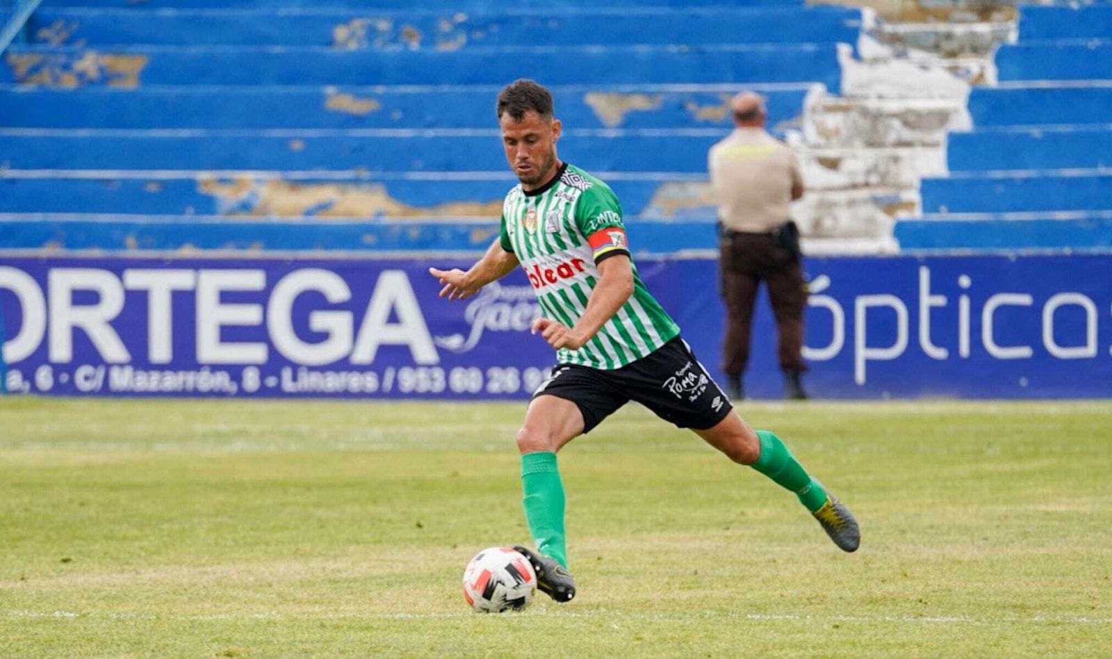 El capitán verdiblanco José Romero, a punto de golpear el balón.