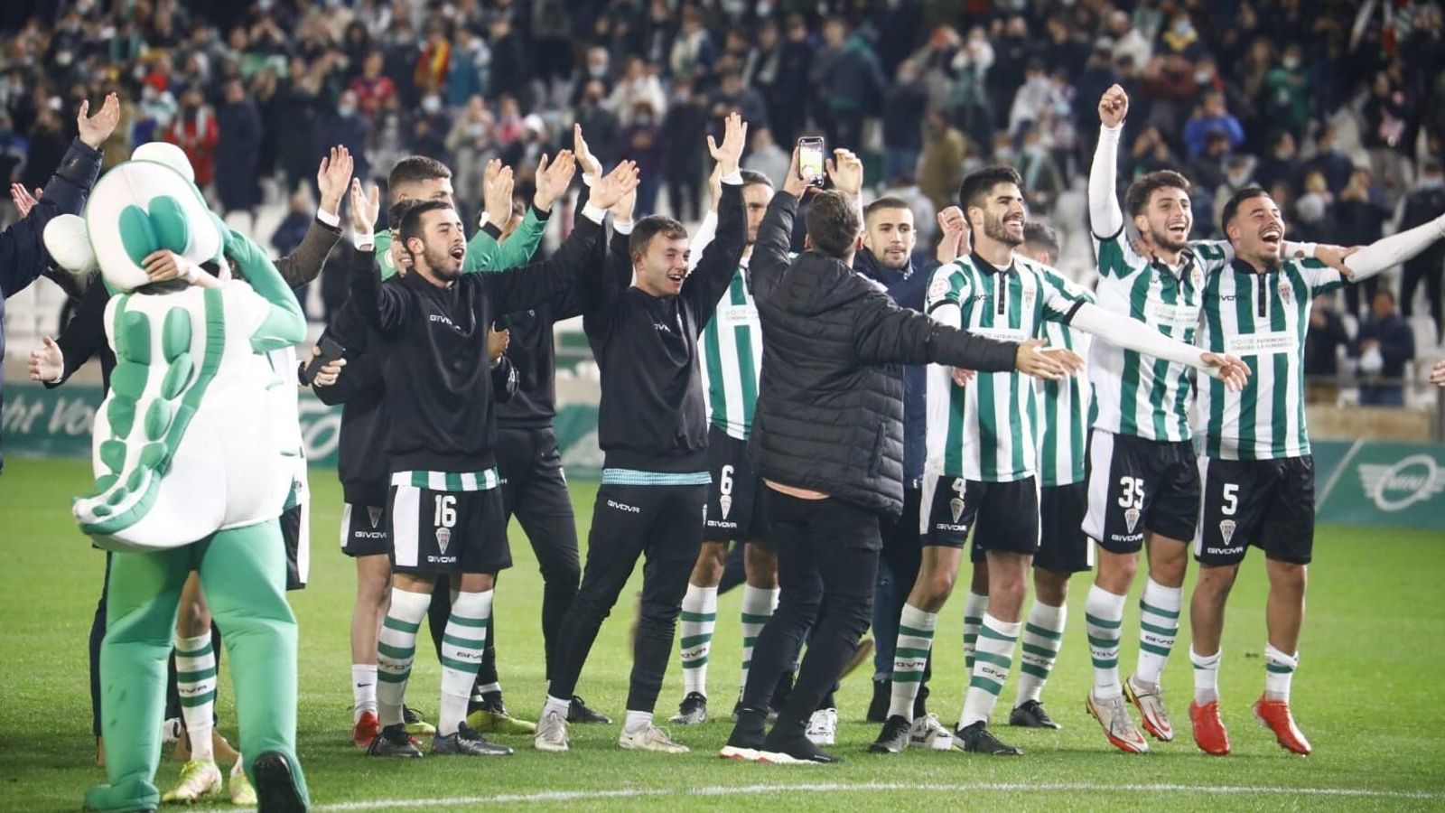 Los jugadores del Córdoba CF celebran el triunfo con su afición.