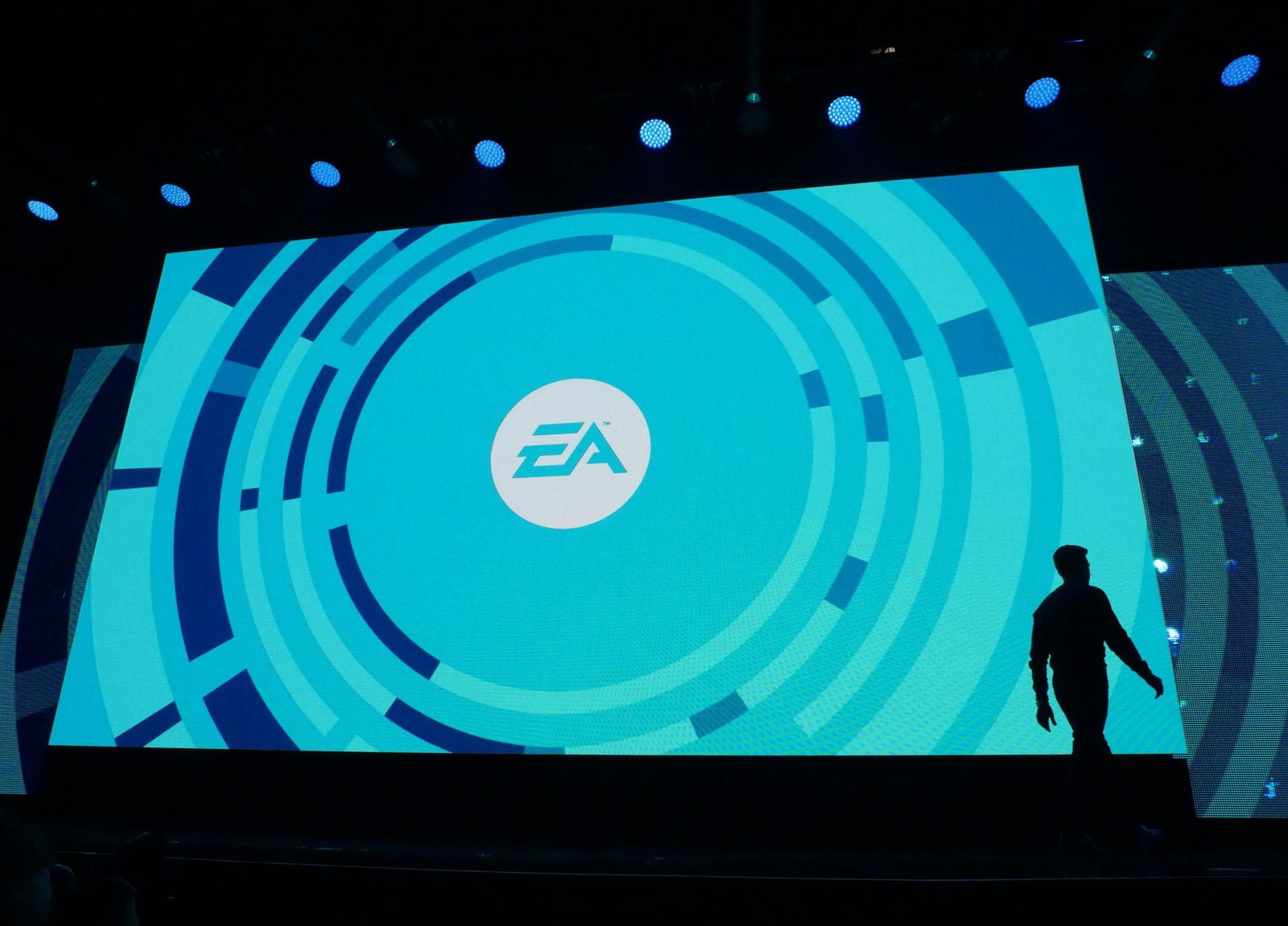 Vista del logo de EA en un evento de la compañía.