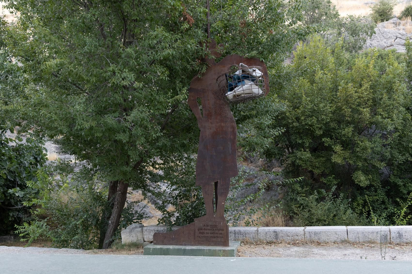 El camino está lleno de esculturas y poesías para amenizar el trayecto.