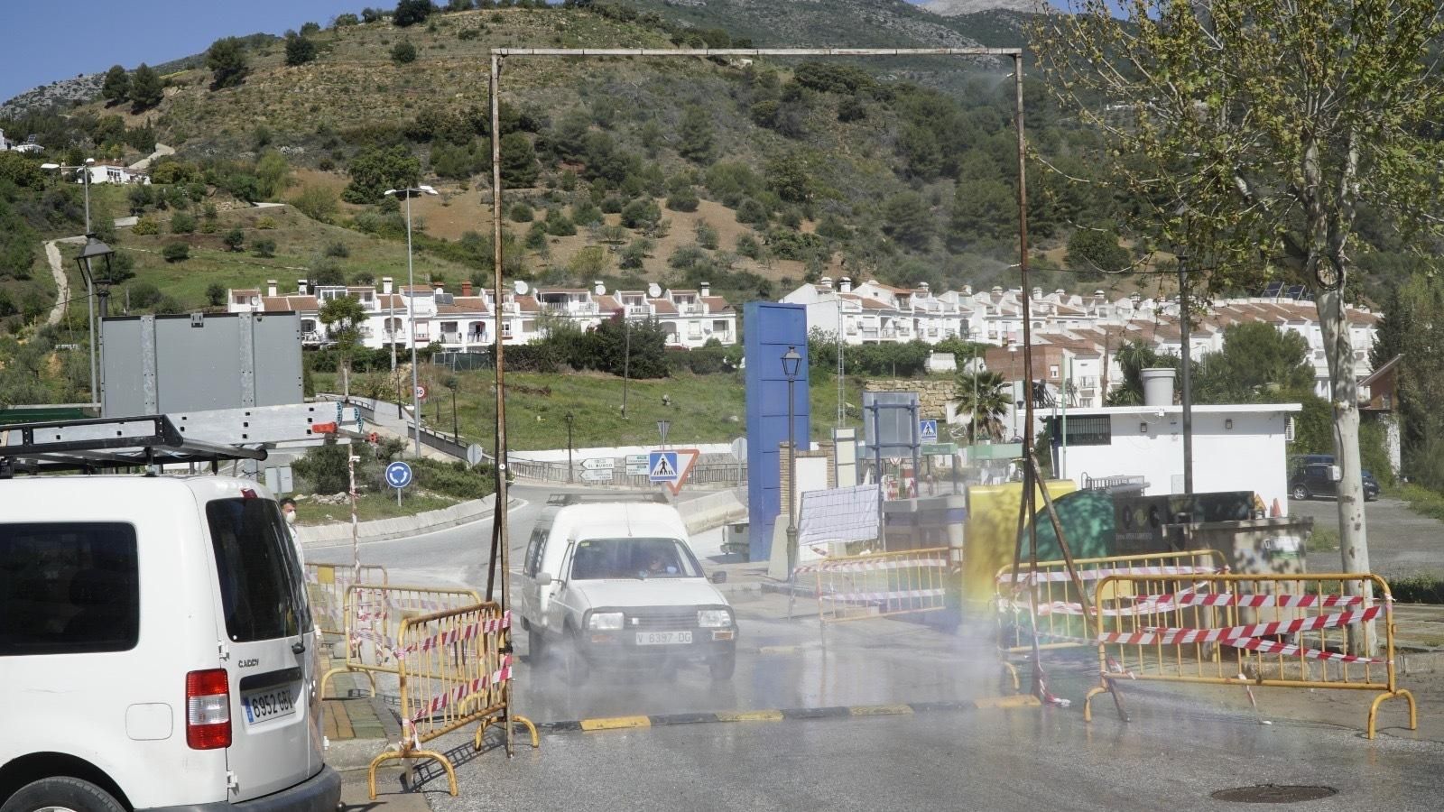 Arco de desinfección situado en uno de los dos accesos abiertos en Alozaina