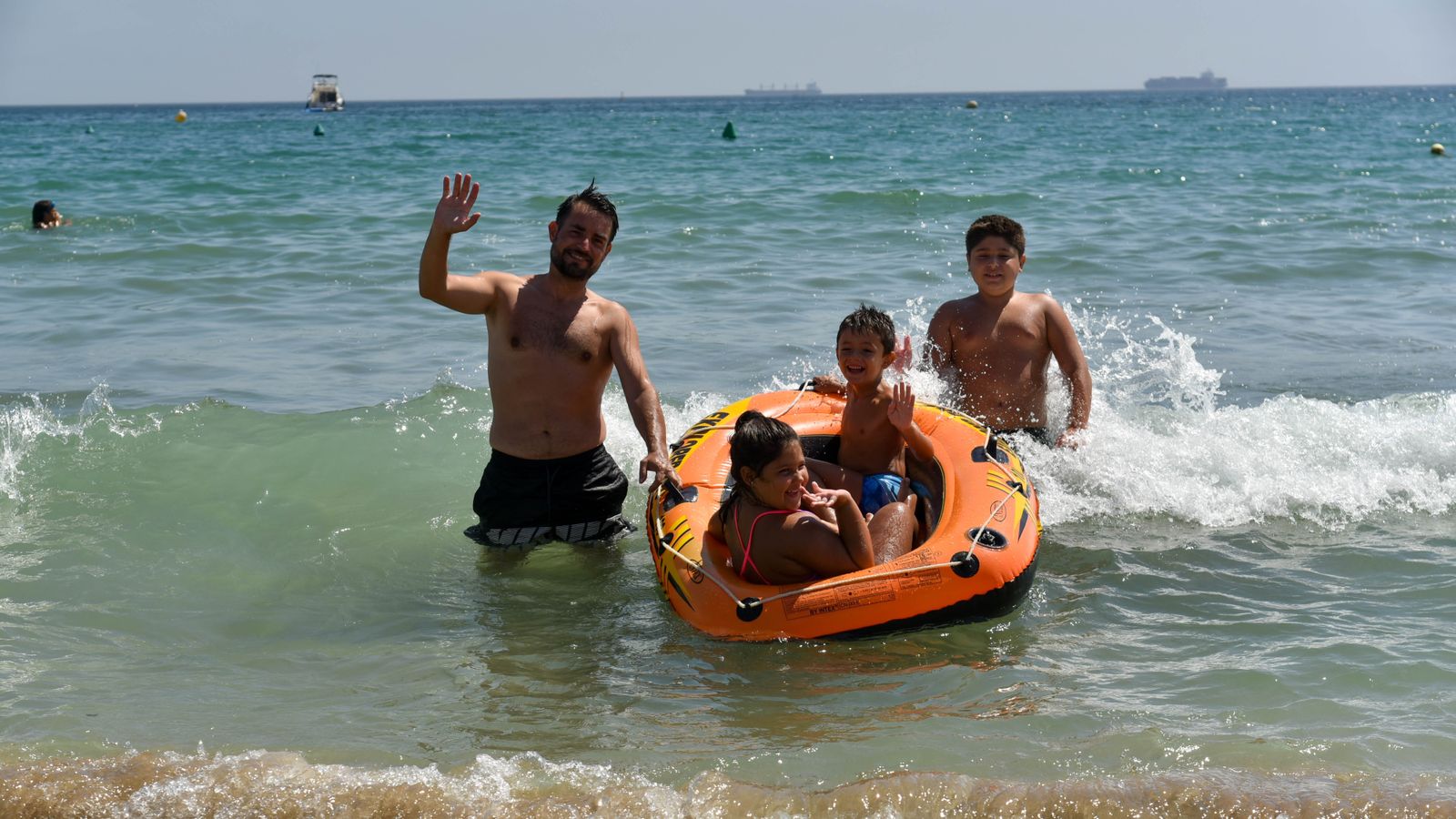 Las fotos del ultimo domingo de la temporada oficial de playas en Algeciras