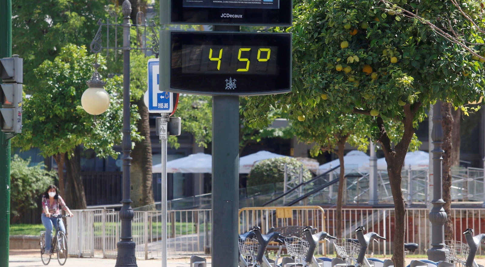 Un termómetro marcando 45 grados en Córdoba capital.