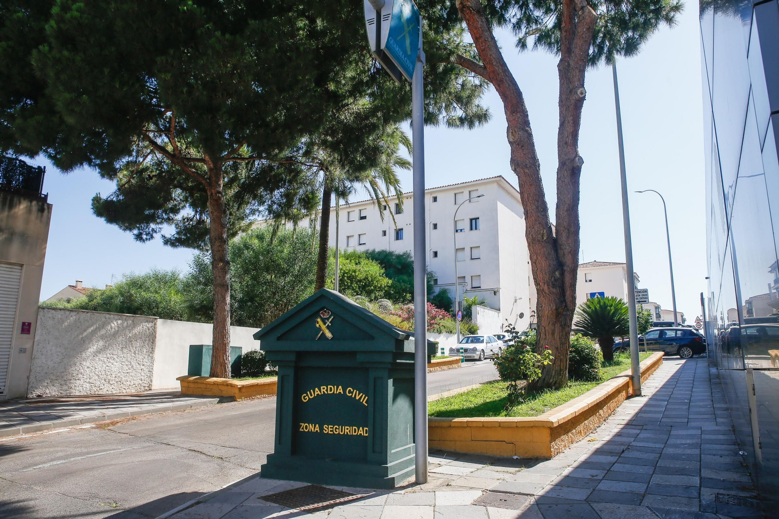 El acceso a la Comandancia de la Guardia Civil en Algeciras.