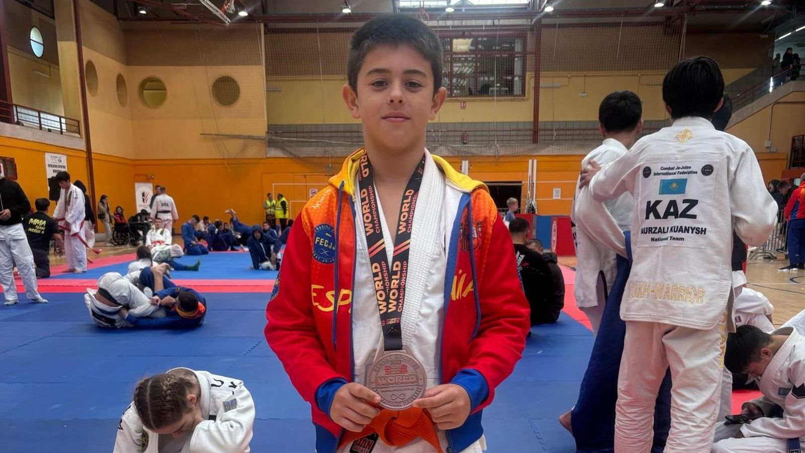 Miguel Casas posa con la medalla obtenida.