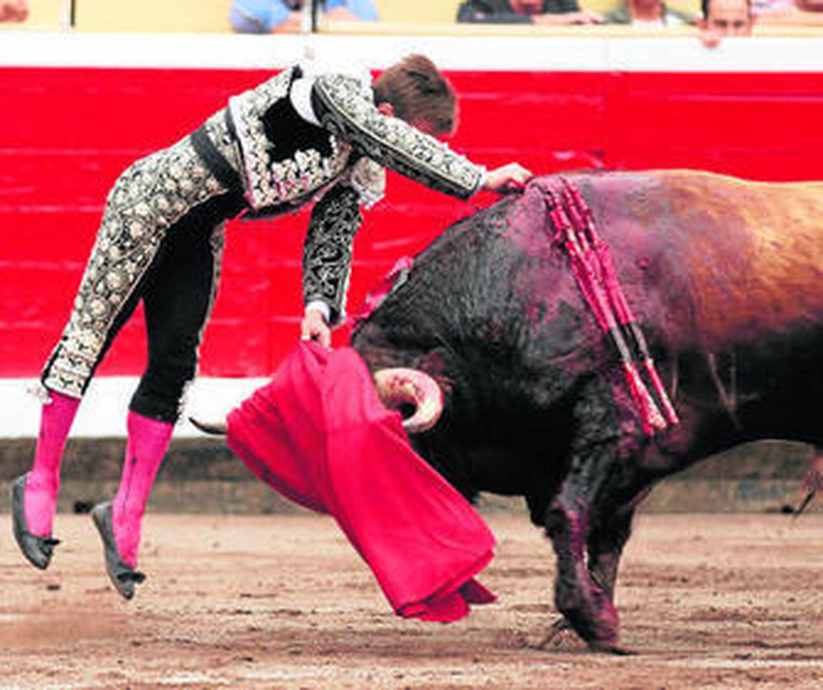 La estocada de El Juli al segundo de la tarde, toro al que le cortó las dos orejas, ayer en la plaza de Bilbao.