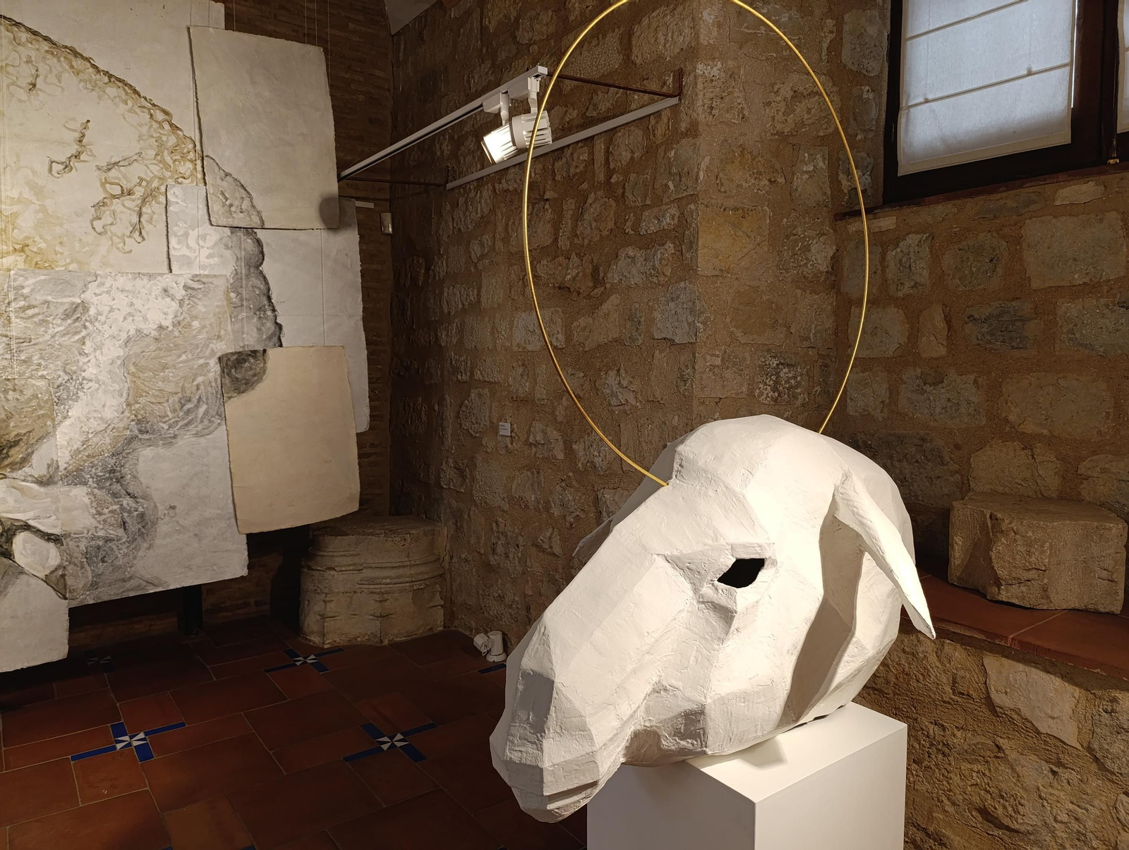 Máscaras, corderos y un retrato gigante del Papa Francisco: así es la impactante muestra ‘Et in Arcadia ego’ en Jaén