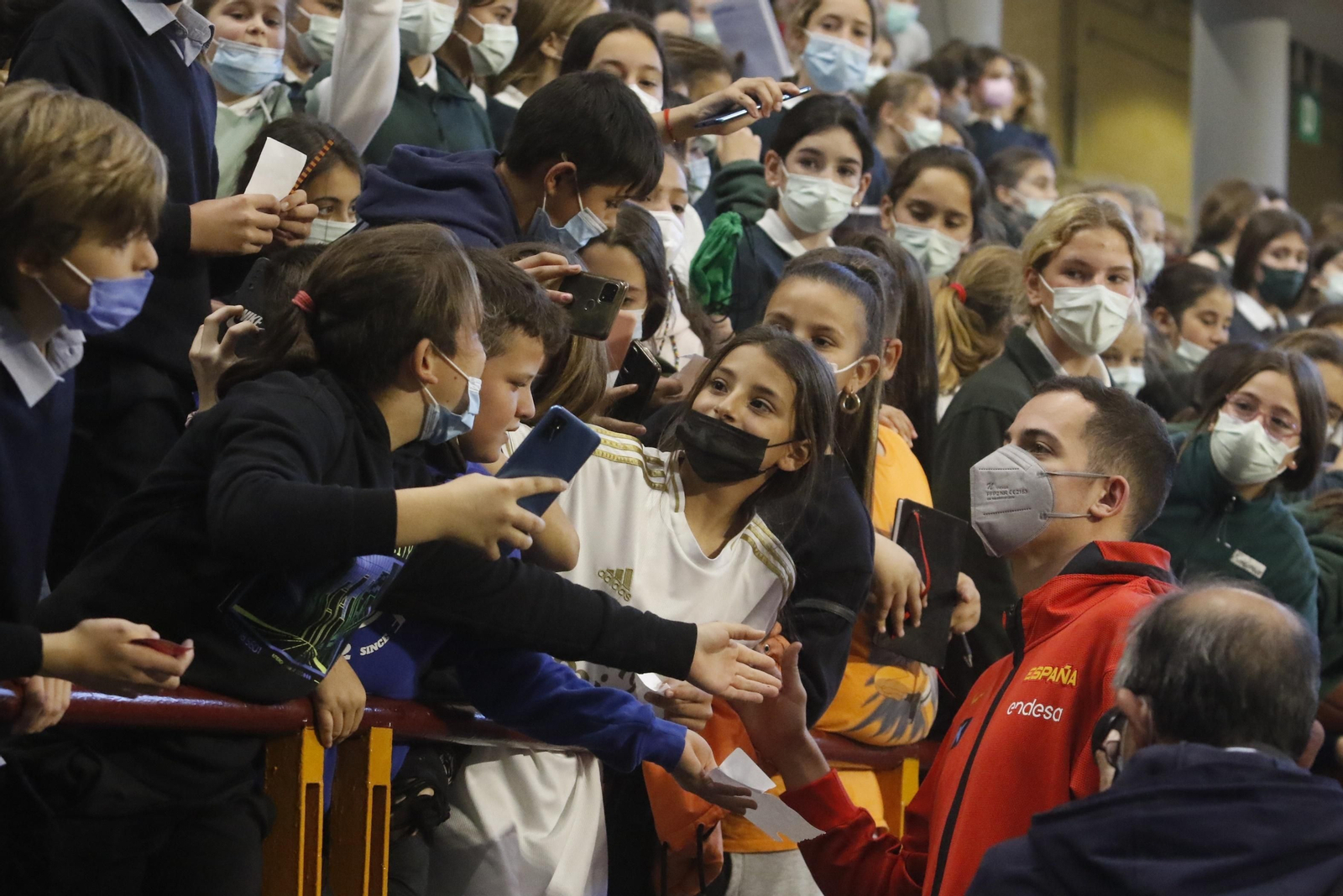 La selección española de baloncesto abre el entrenamiento en Córdoba a los más jóvenes, en imágenes