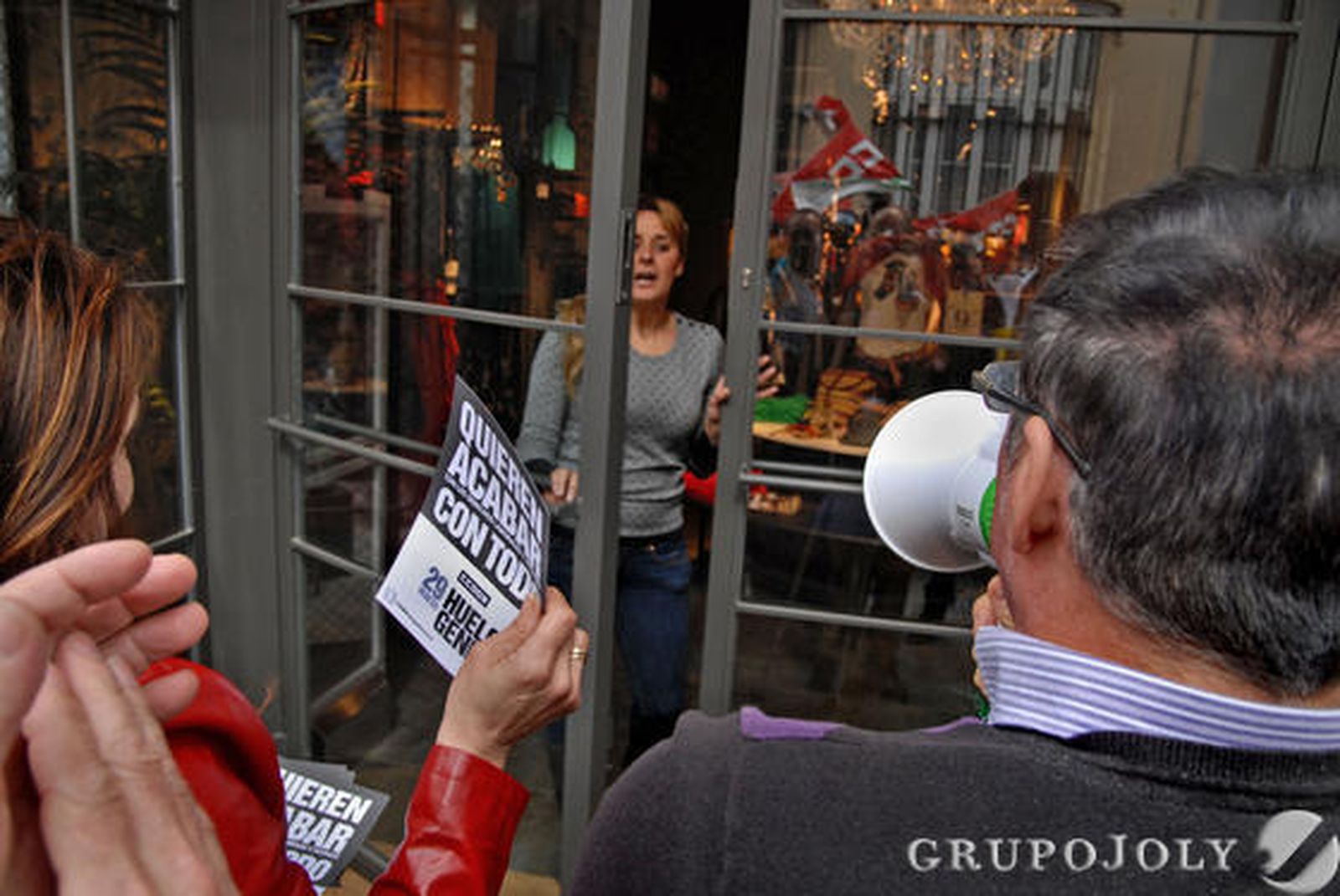 Un grupo de manifestantes piden el cierre de un comercio.

Foto: Paco Periñán