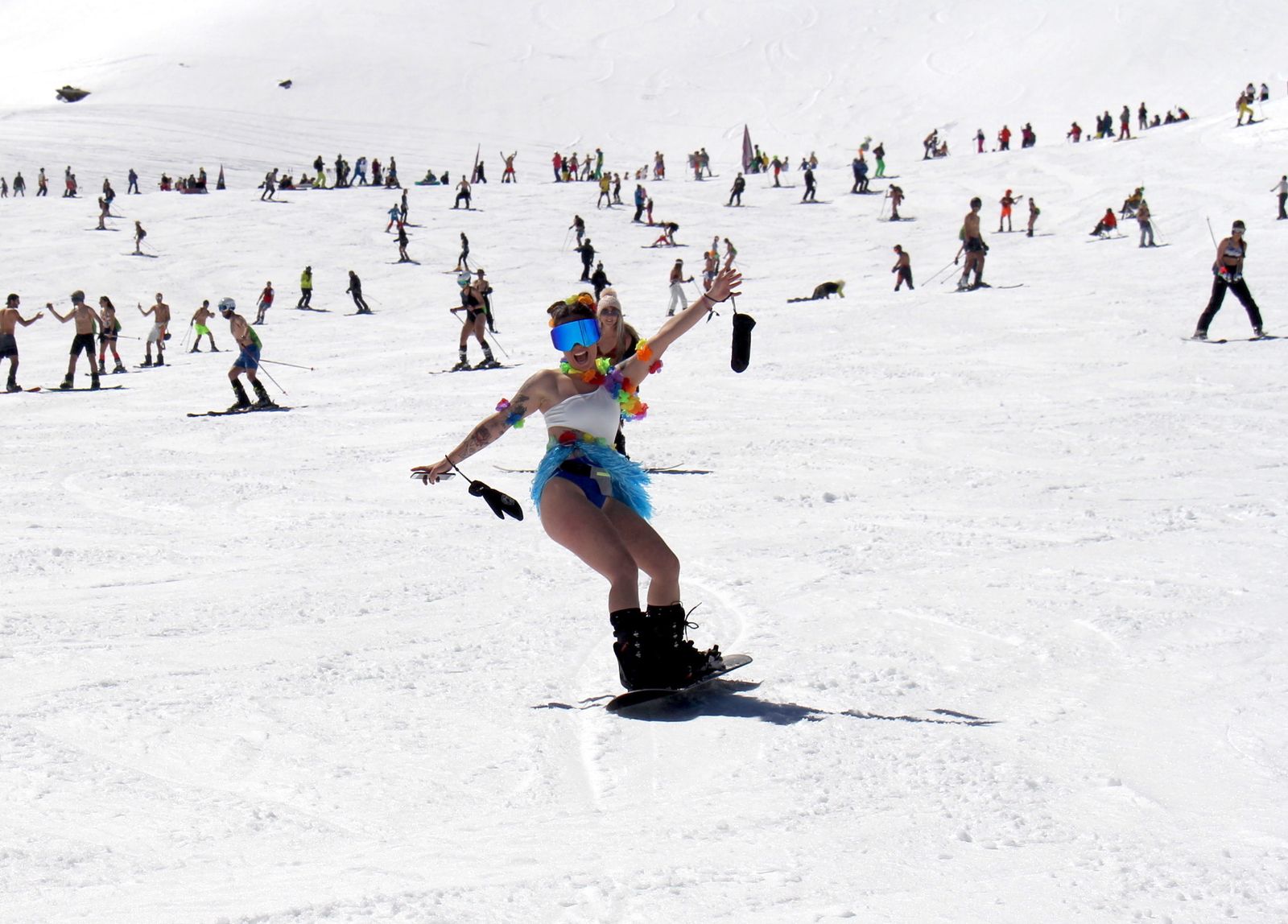 Sierra Nevada, de fiesta de la primavera con la bajada en bañador