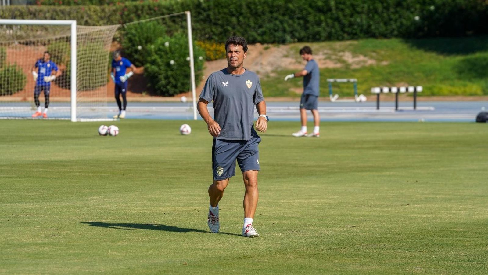 Rubi dirige una de las sesiones del equipo en este arranque de temporada.