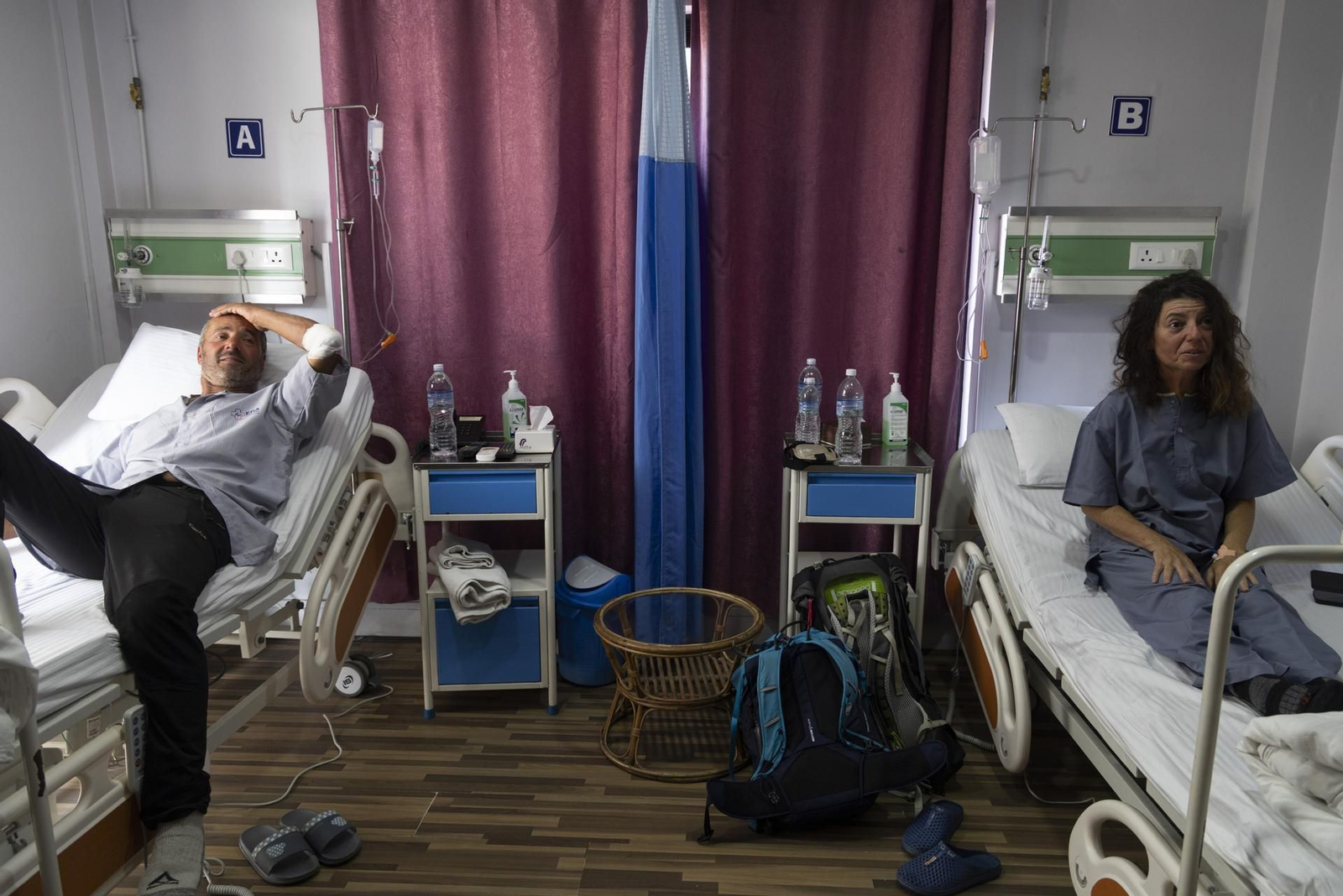 Dos de los cinco rescatados tras un alud en el Himalaya.