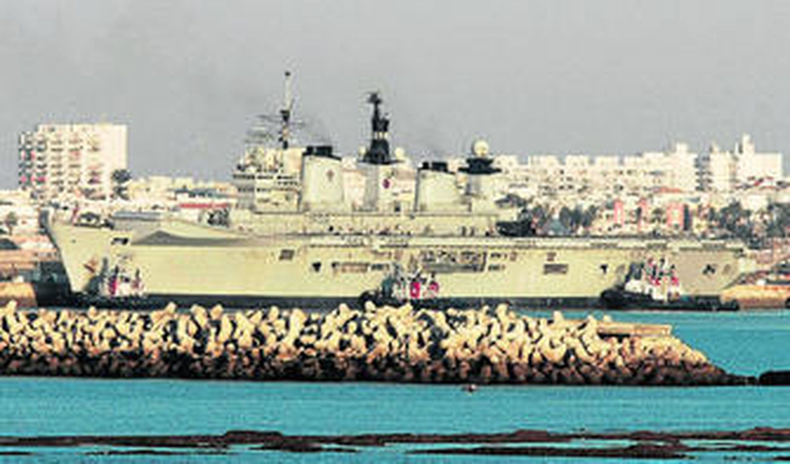 El 'HMS Illustrious', ayer en el puerto de Rota instantes después de su llegada.