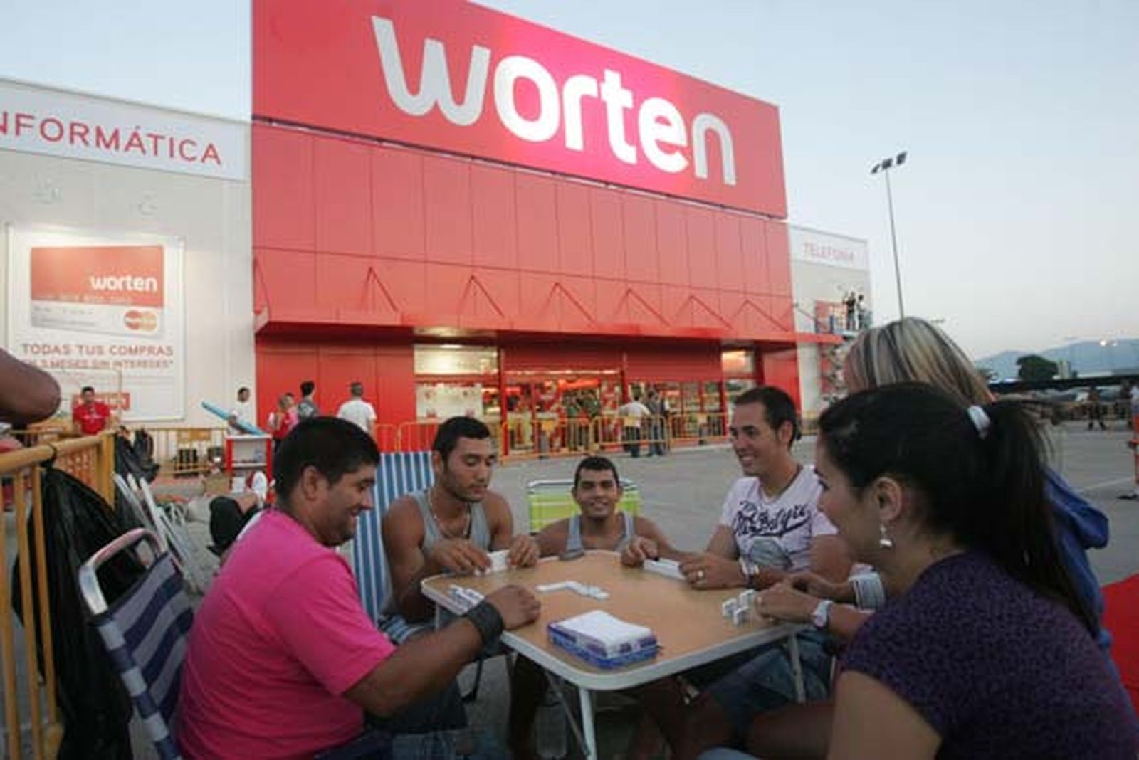Multitud de personas se agolparon a las afueras de las instalaciones a la espera de la apertura de la nueva tienda Worten instalada en Las Marismas, en la localidad de Los Barrios

Foto: Vanessa Perez