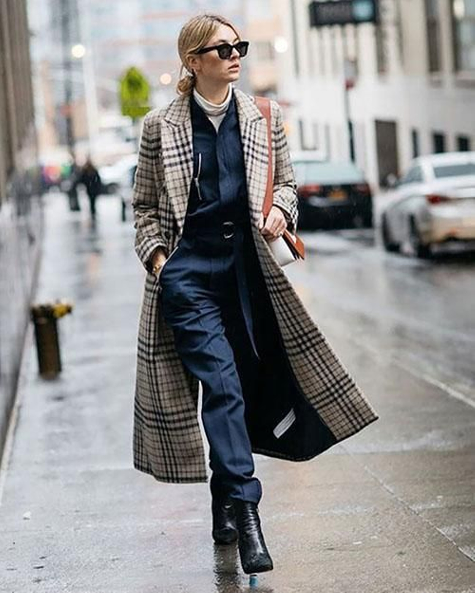 Look con americana de cuadros y denim.