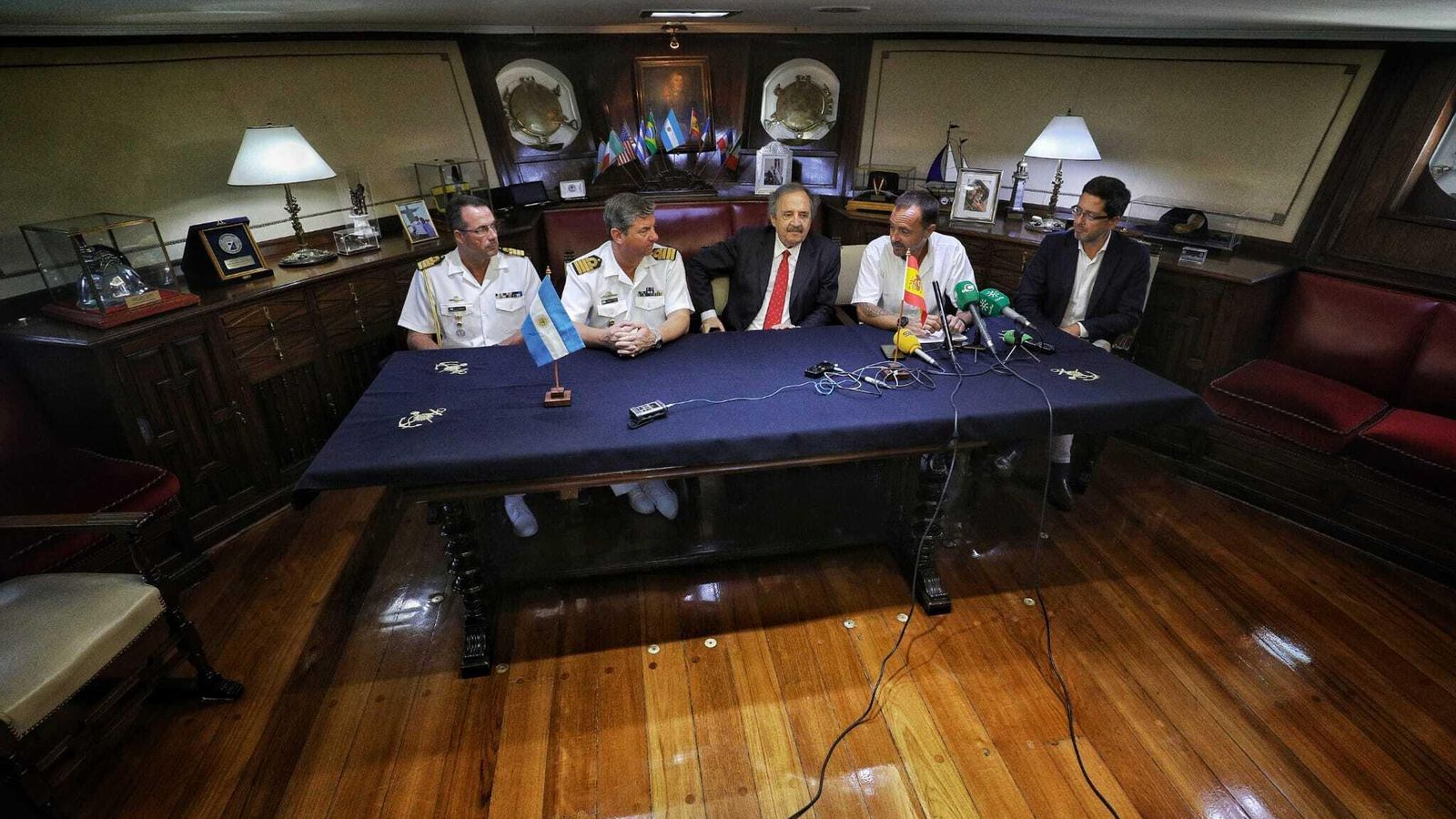 Un momento de  la rueda de prensa en la cámara del comandante del 'Ara Libertad'