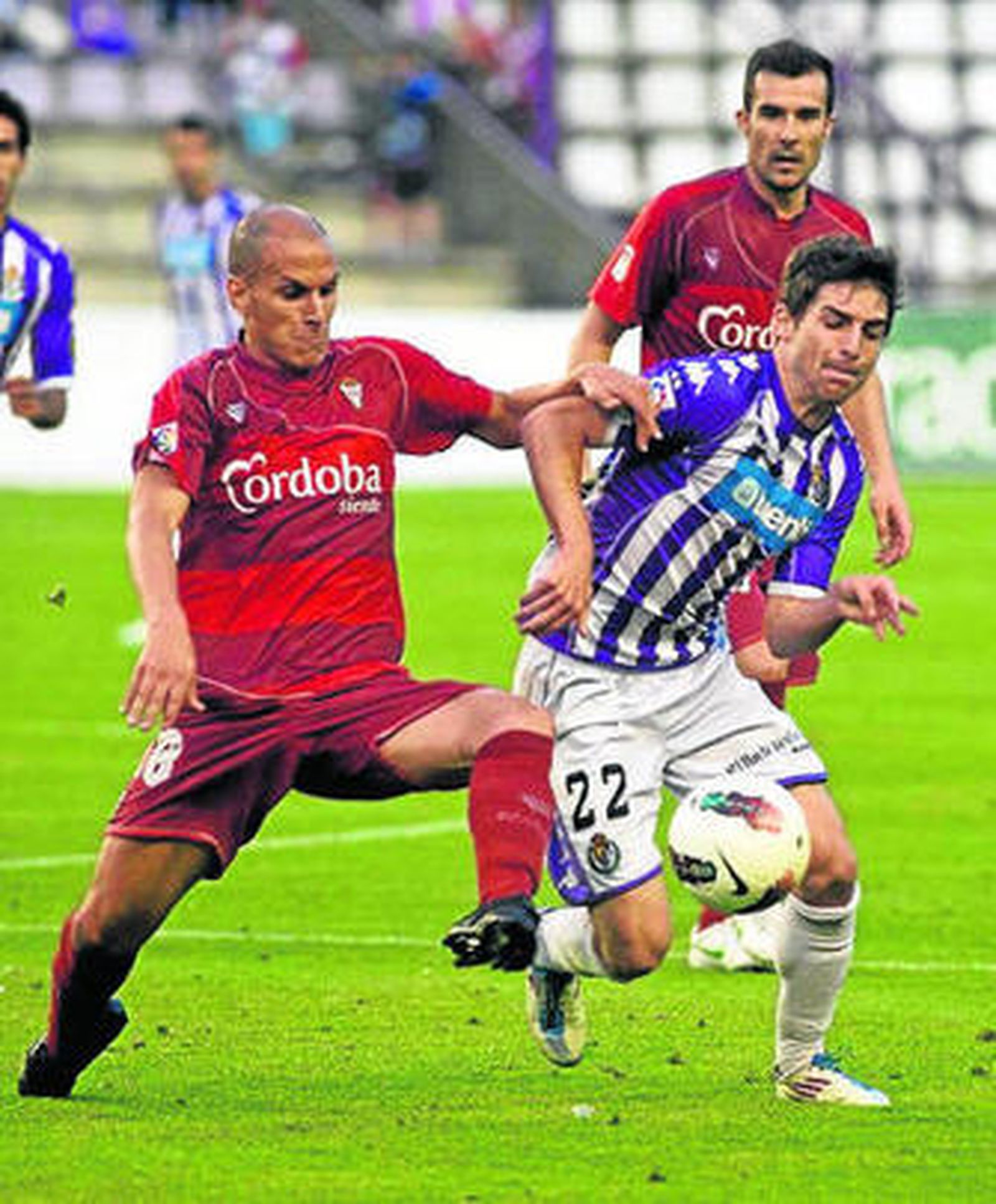 Javi Hervás intenta frenar al vallisoletano Víctor Pérez.