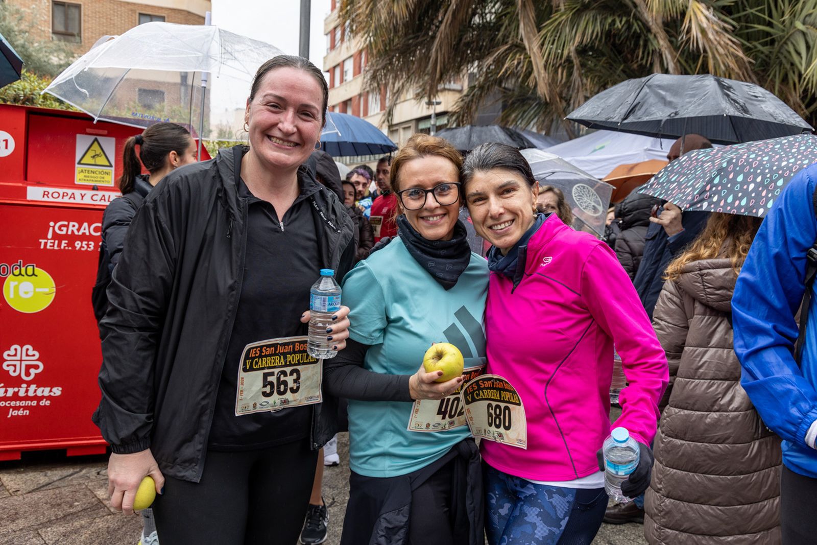 En imágenes: la lluvia no frena a más de un millar de corredores en la V Carrera Popular del IES San Juan Bosco (2)