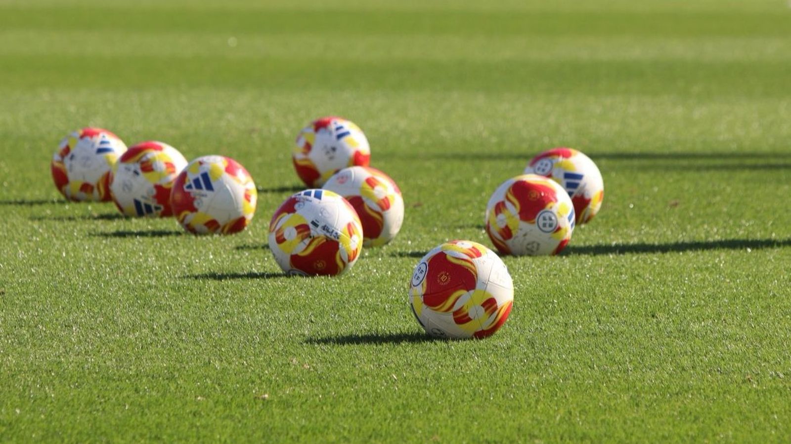 Balones oficiales de la Tercera Federación, sobre el césped del Ciudad de La Línea