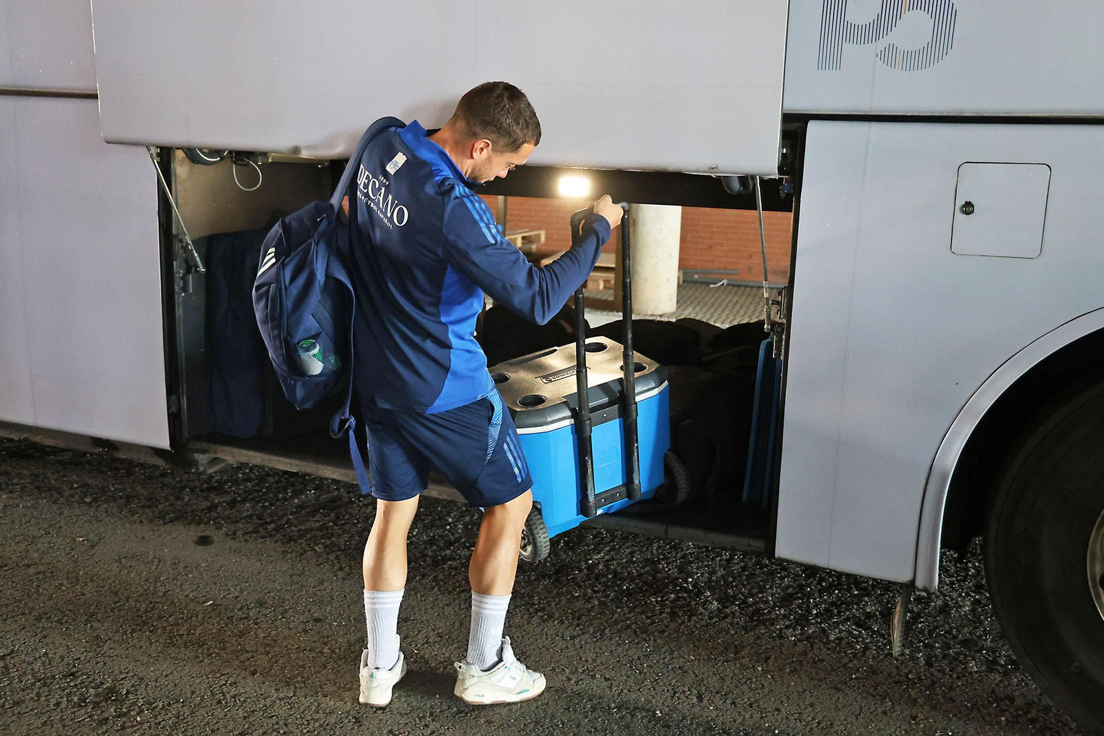 Imágenes de la salida del autobus del Recreativo de Huelva hacia Alcoy