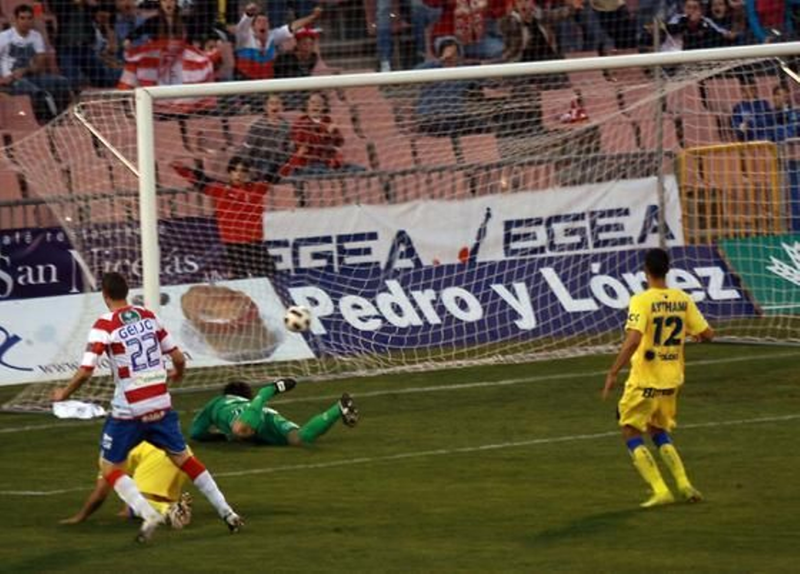 El Granada gana en casa a Las Palmas pese a jugar con diez toda la segunda parte. / Miguel Rodríguez