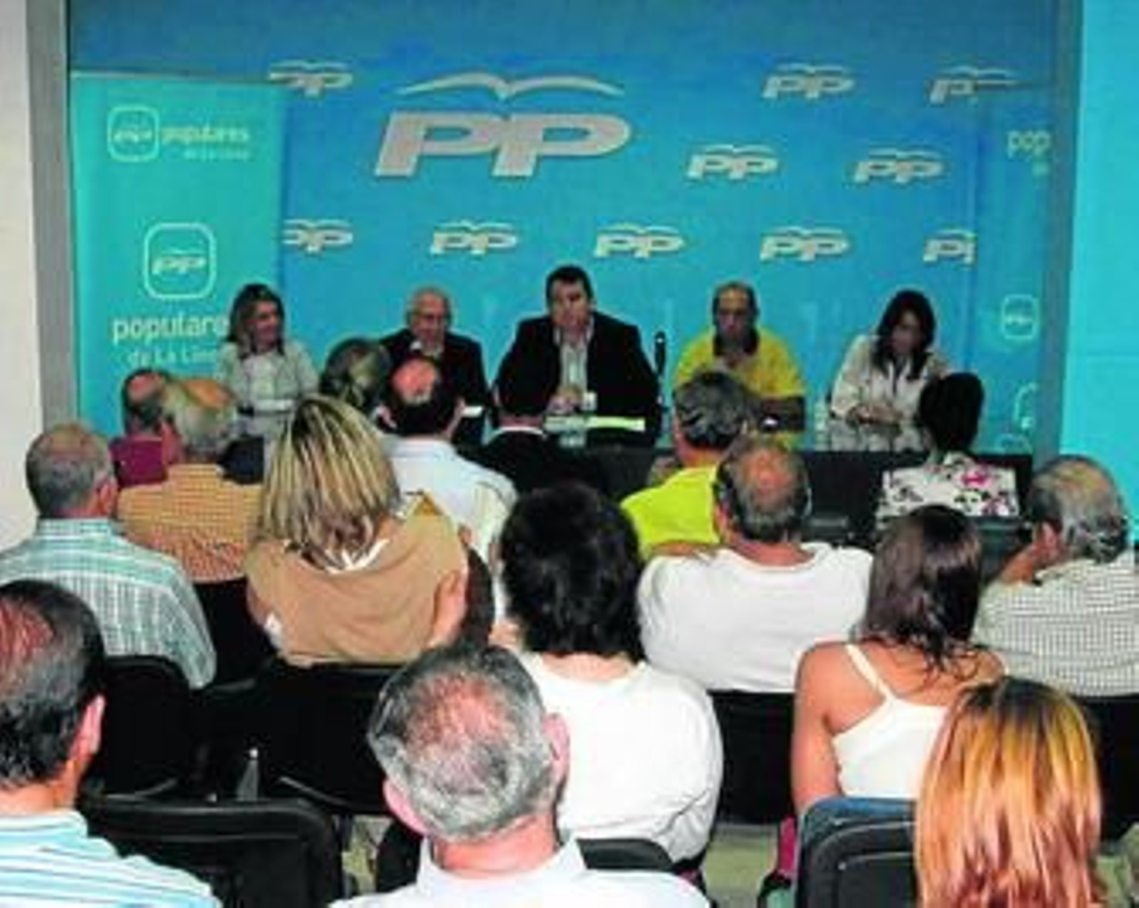 Un instante de la comparecencia de Sanz en la sede del PP linense.