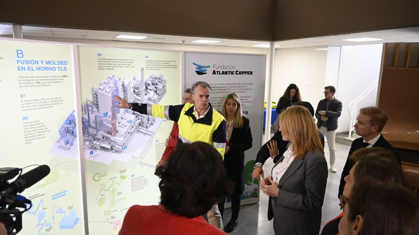 Los asistentes escuchan las explicaciones de Carlos Ortiz.