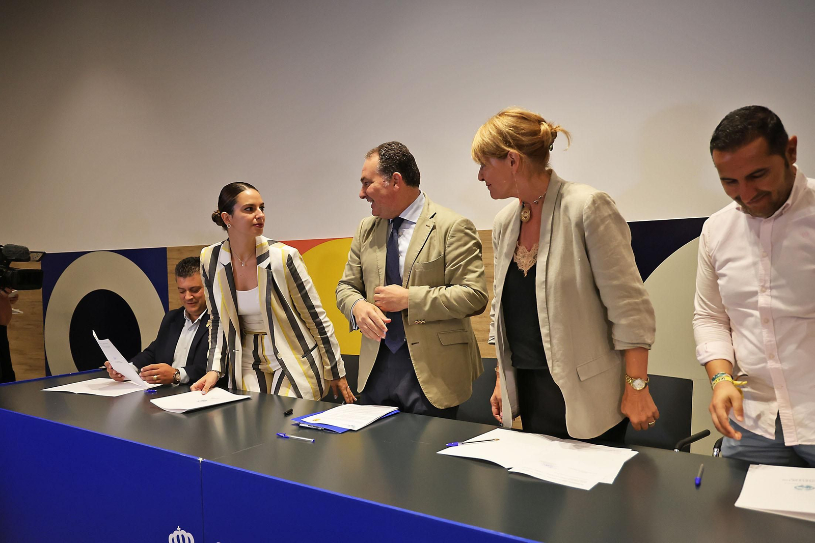 Imágenes de la firma con alcaldes de 34 municipios los convenios del programa 'Tu Diputación Invierte'