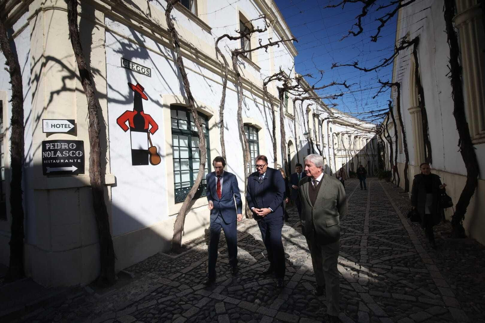 Arturo Bernal, flanqueado por Mauricio González-Gordon y Pedro Rebuelta en su visita a González Byass.