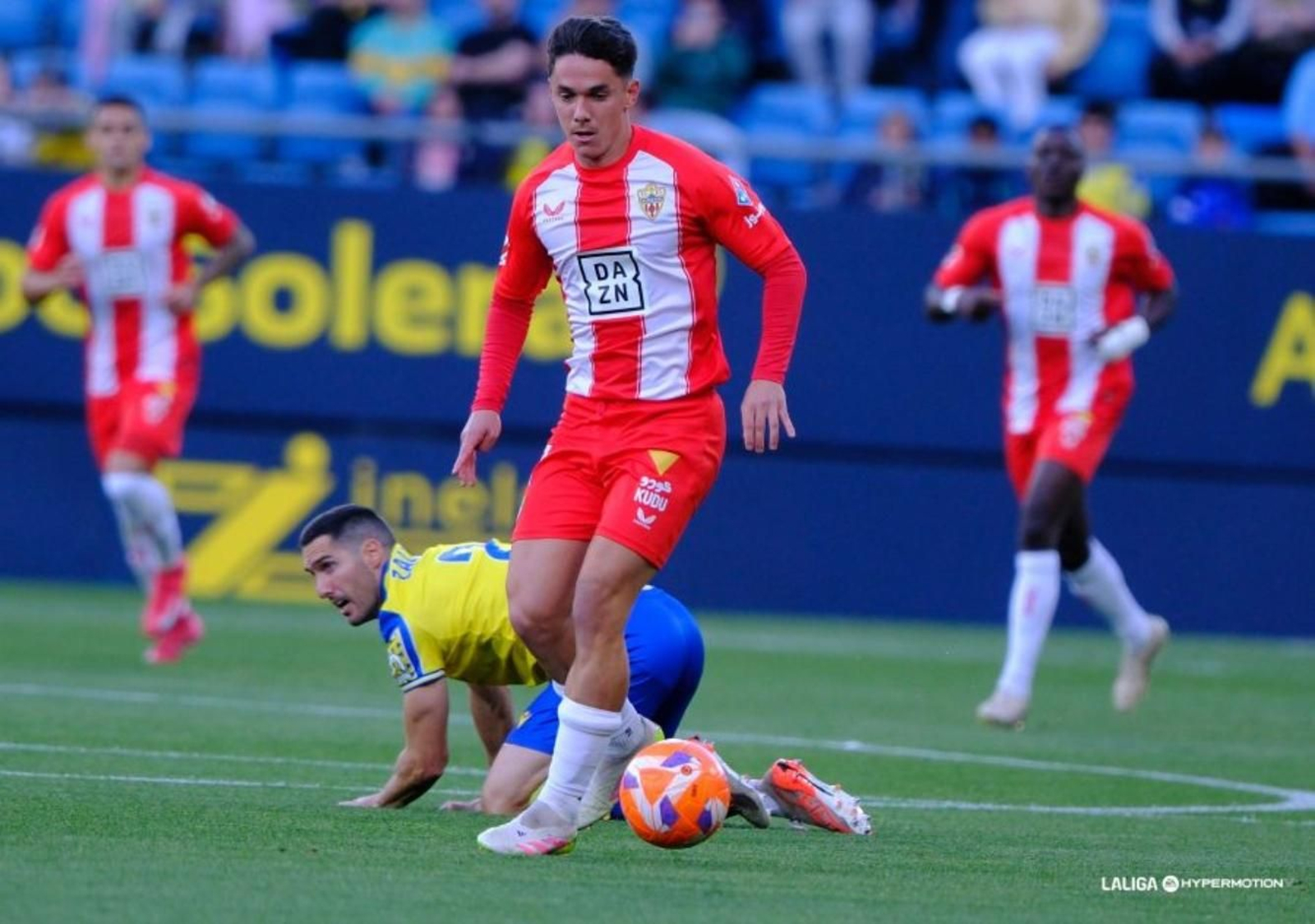 Arribas conduce el esférico en la primera mitad.