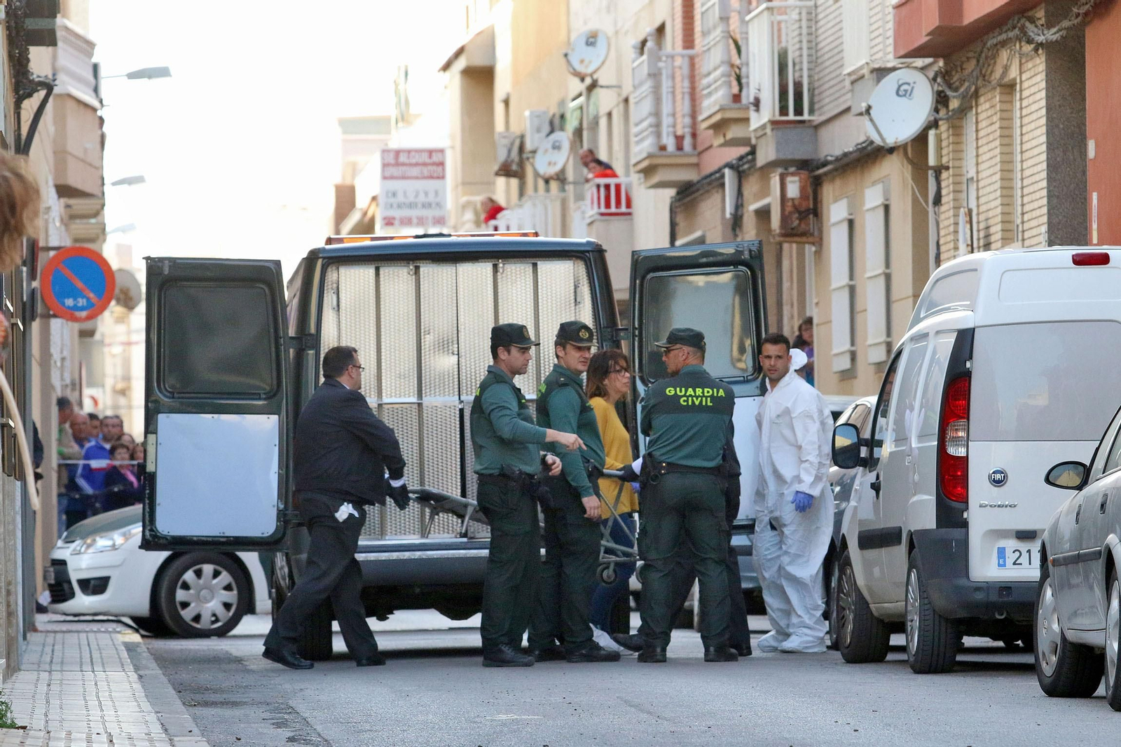 Agentes de la Guardia Civil, ayer en la calle en la que tuvo lugar el suceso.