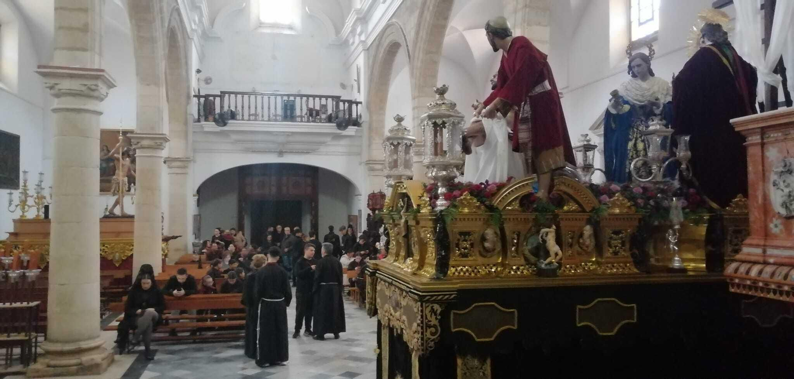 La Hermandad de los Dolores de Puerto Real dentro de la iglesia La Hermandad de los Dolores de Puerto Real dentro de la iglesia