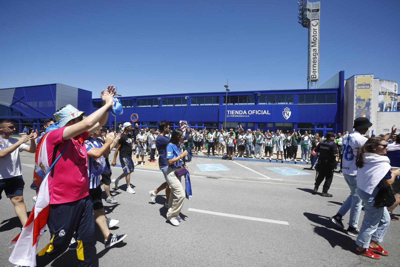 El Córdoba CF recibe el calor de su afición a su llegada a El Toralín antes del partido ante la Ponferradina El Córdoba CF recibe el calor de su afición a su llegada a El Toralín antes del partido ante la Ponferradina