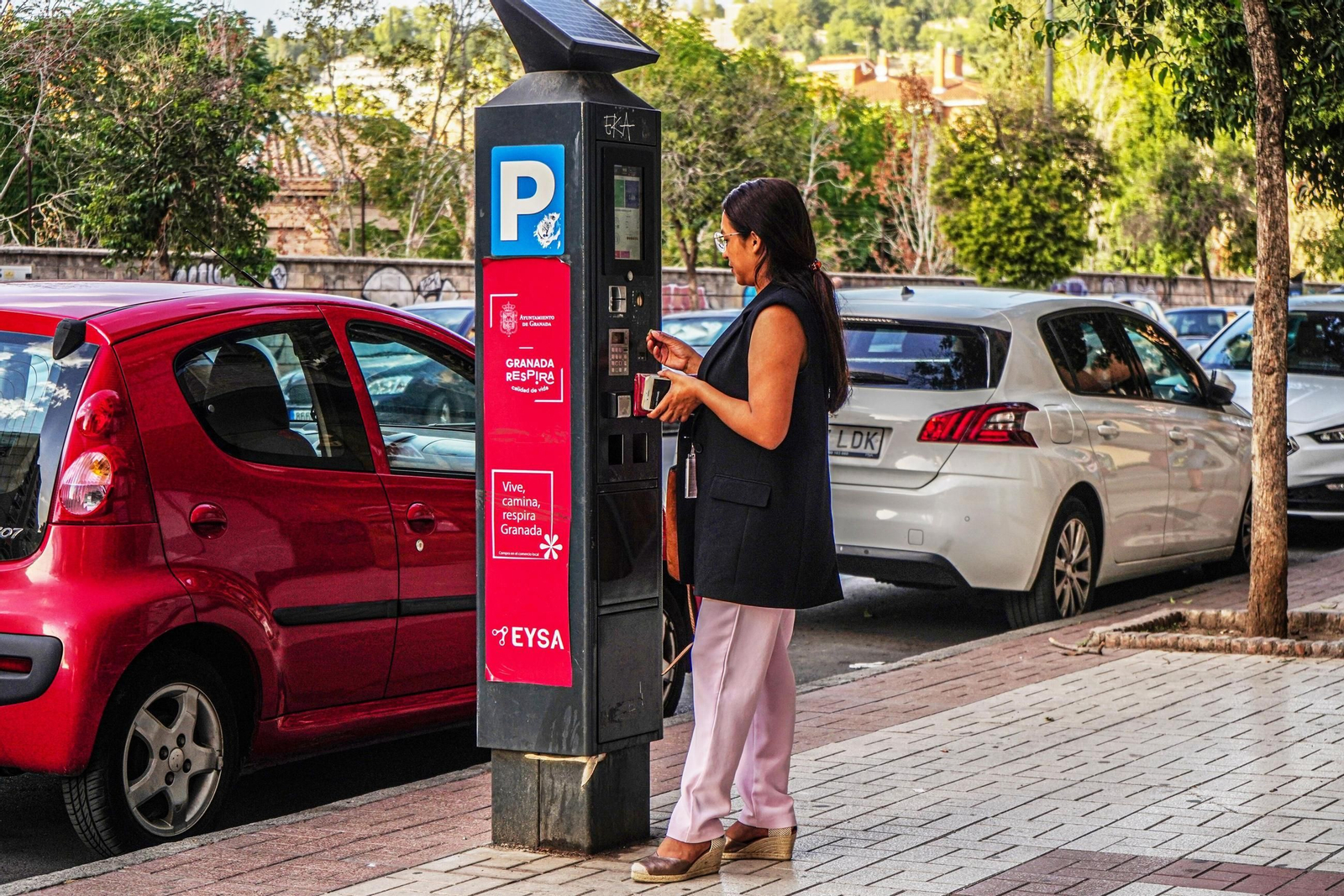 Una mujer pagando la zona azul en uno de los nuevos parkímetros