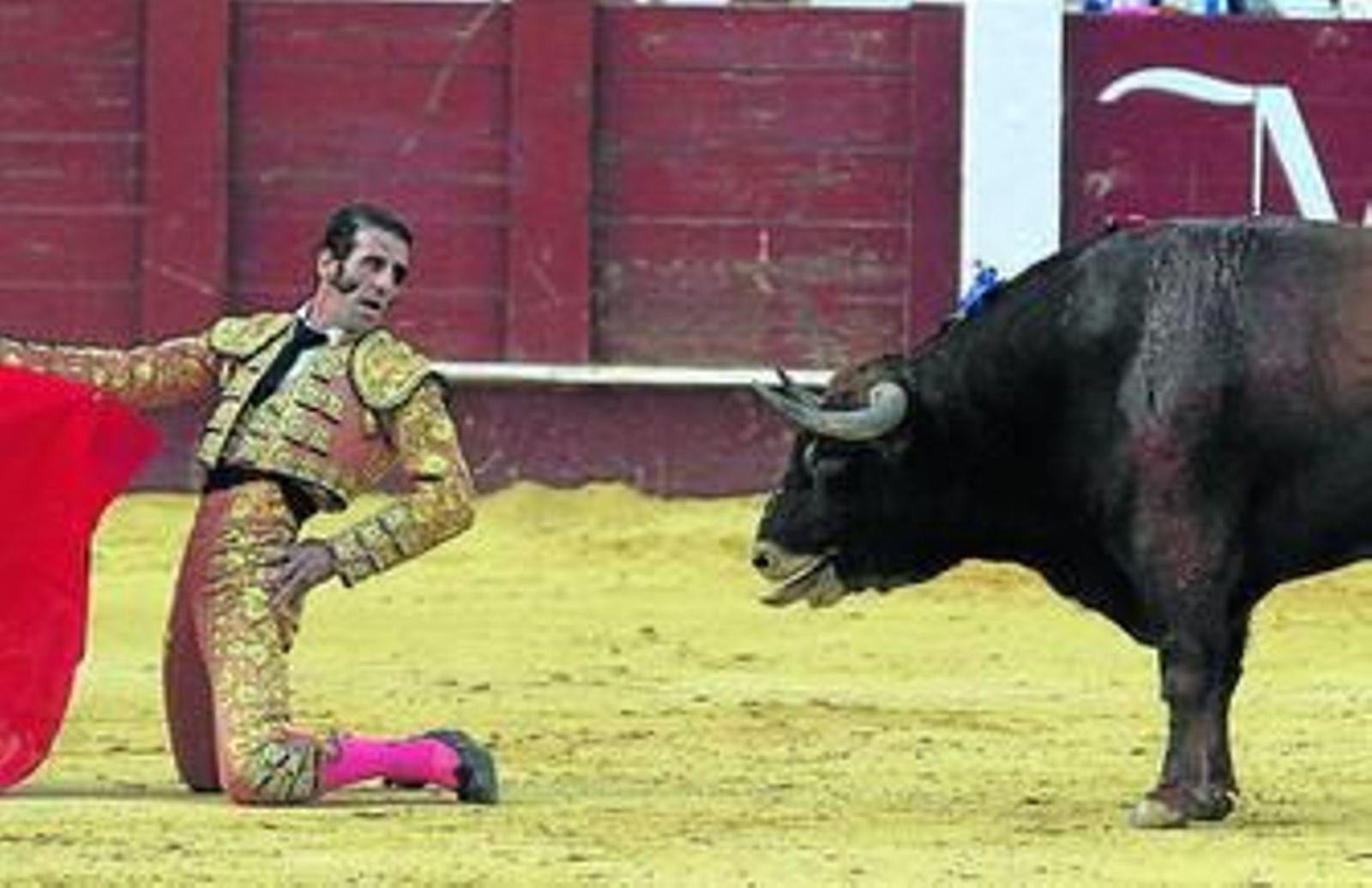 Padilla en un desplante en su primer toro de la tarde.