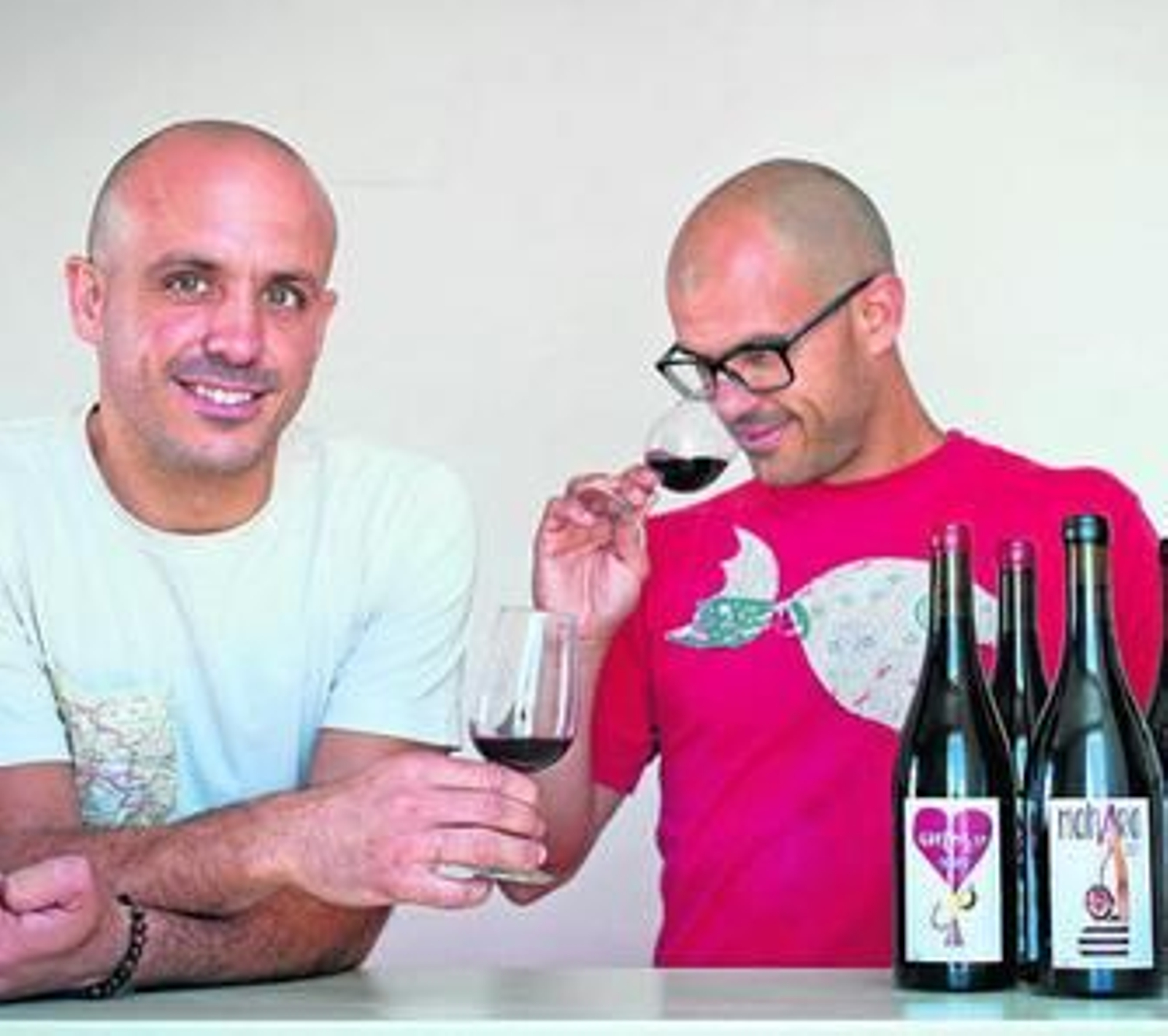 Los hermanos José y Miguel Gómez Luca, con algunos de sus vinos.