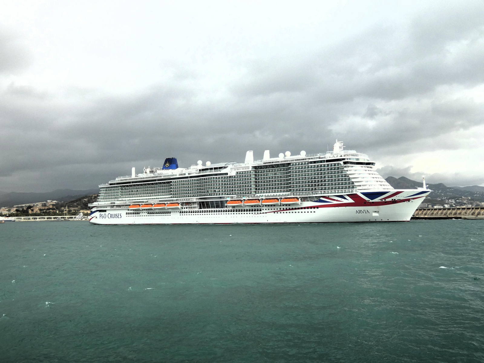 El ‘Arvia’ atracado en Málaga mostrando sus 345 metros de eslora.