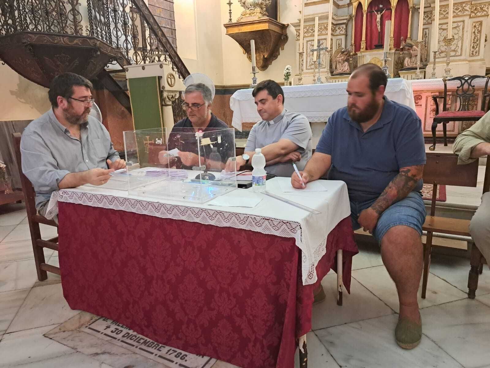 La mesa que presidió el cabildo de elecciones, con la urna para votar.