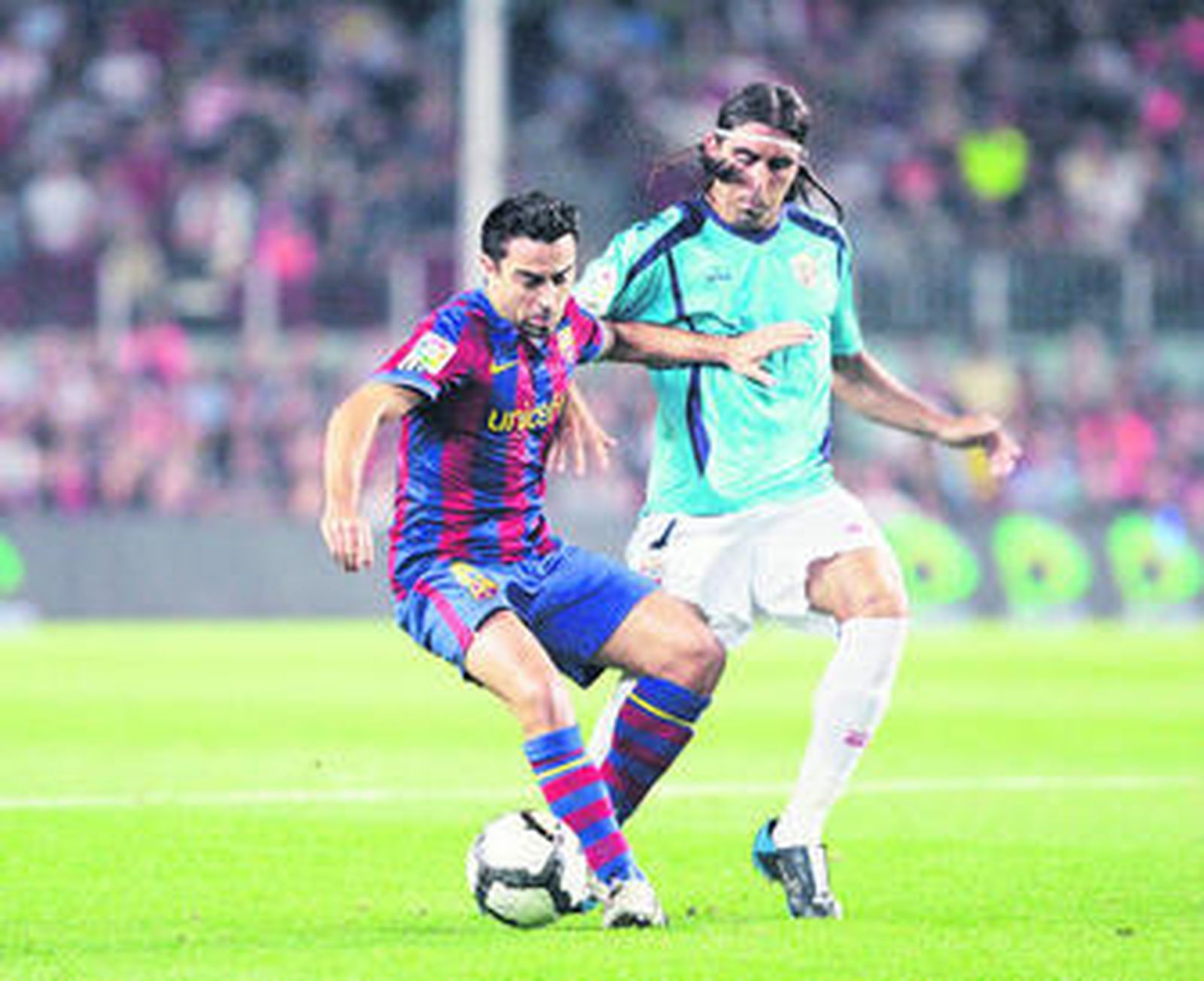 Chico presiona a Xavi, una imagen que se repitió infinidad de veces en el Barcelona-Almería.