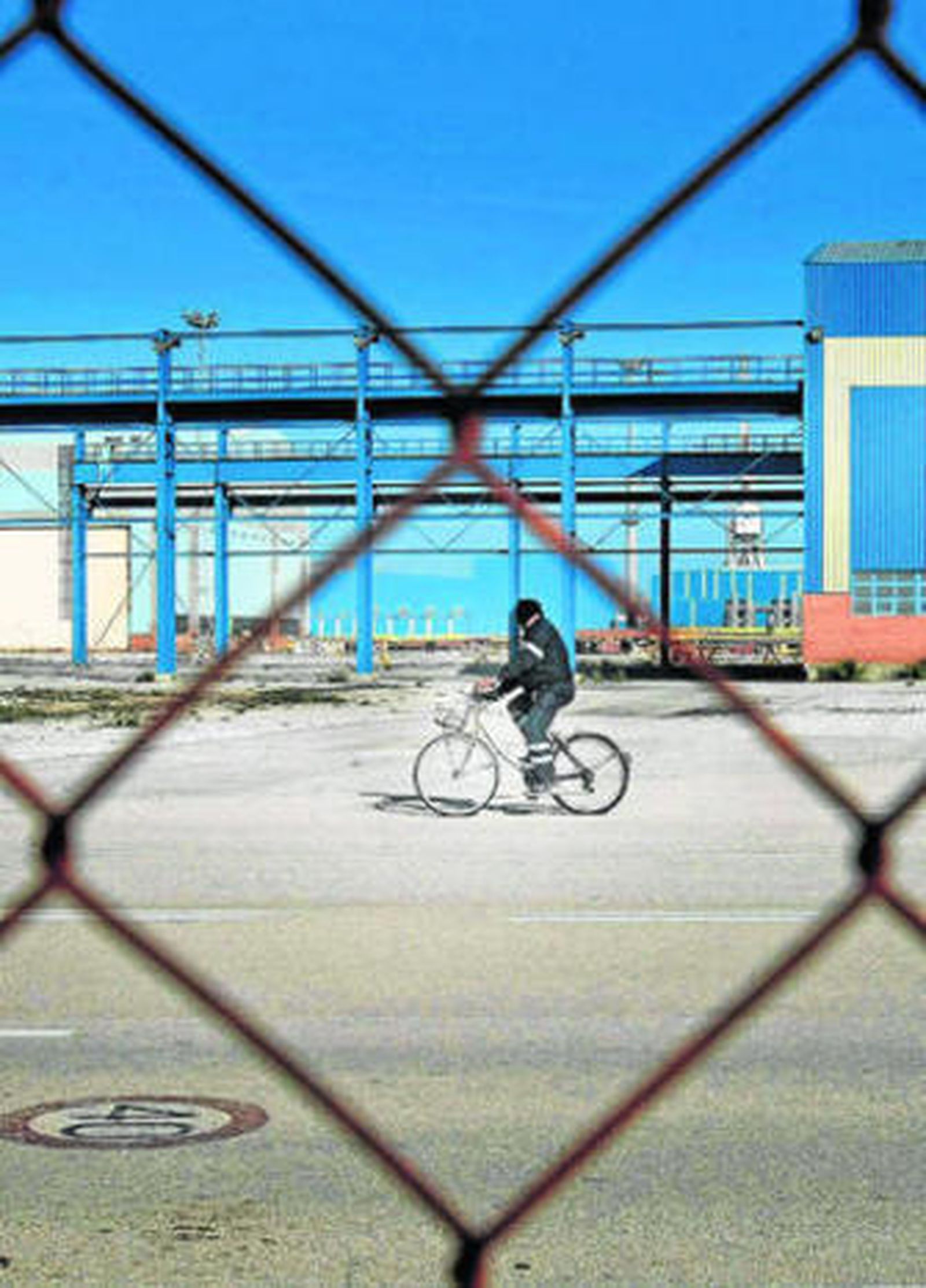 Un operario del astillero de Puerto Real, en el interior de la factoría sin actividad.