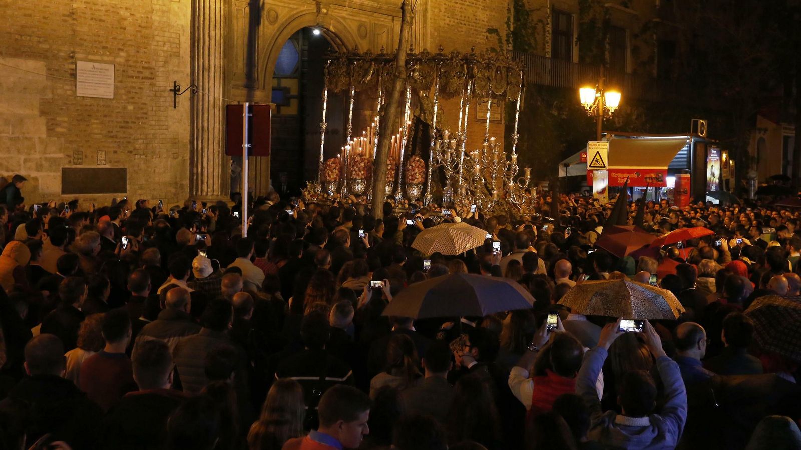 La Virgen de la Palma de la Hermandad del Buen Fin refugiándose en la iglesia de la Anunciación.